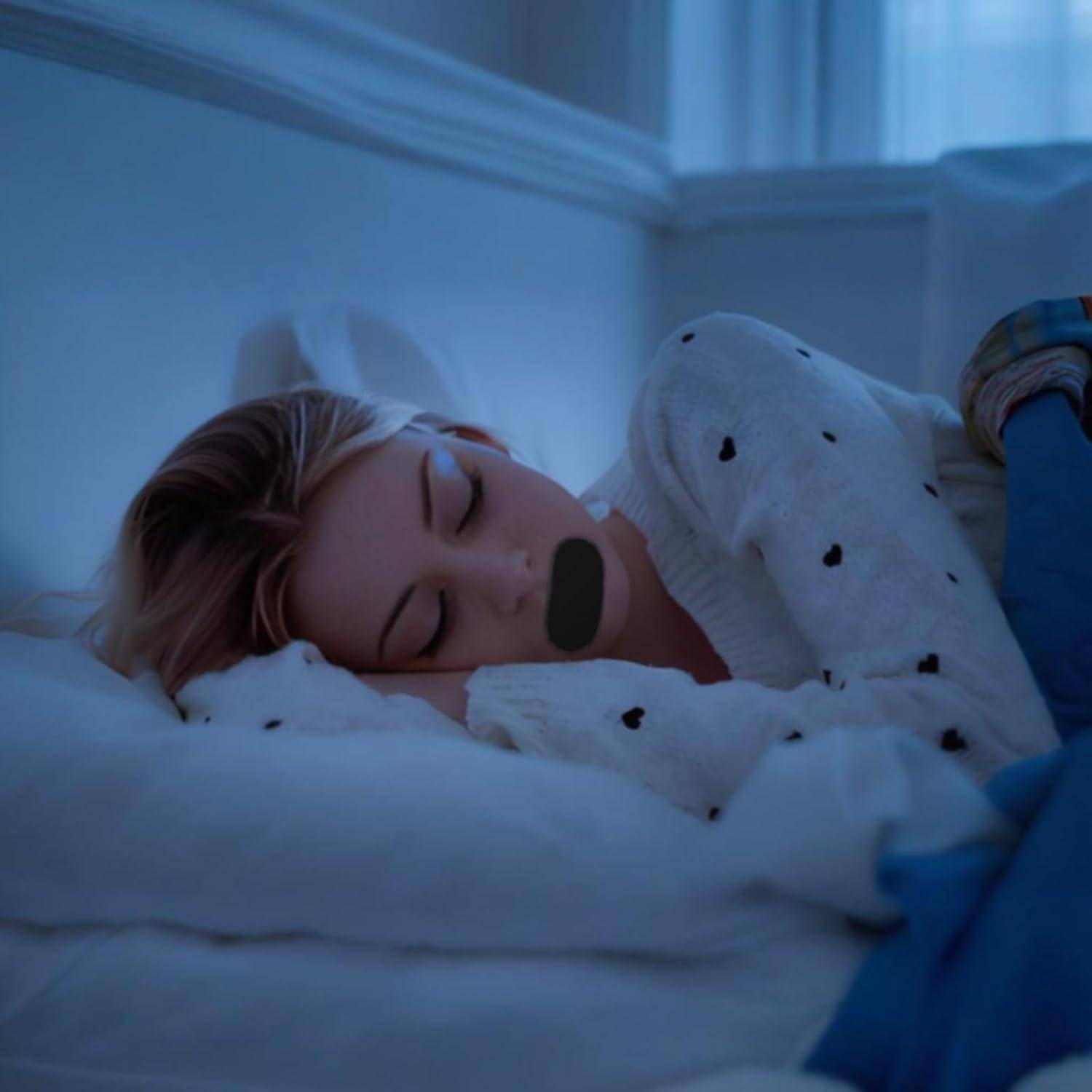 Eine Person schläft friedlich im Bett, bedeckt mit einer weißen Decke. Der Raum ist sanft beleuchtet und schafft eine ruhige und gelassene Atmosphäre.
