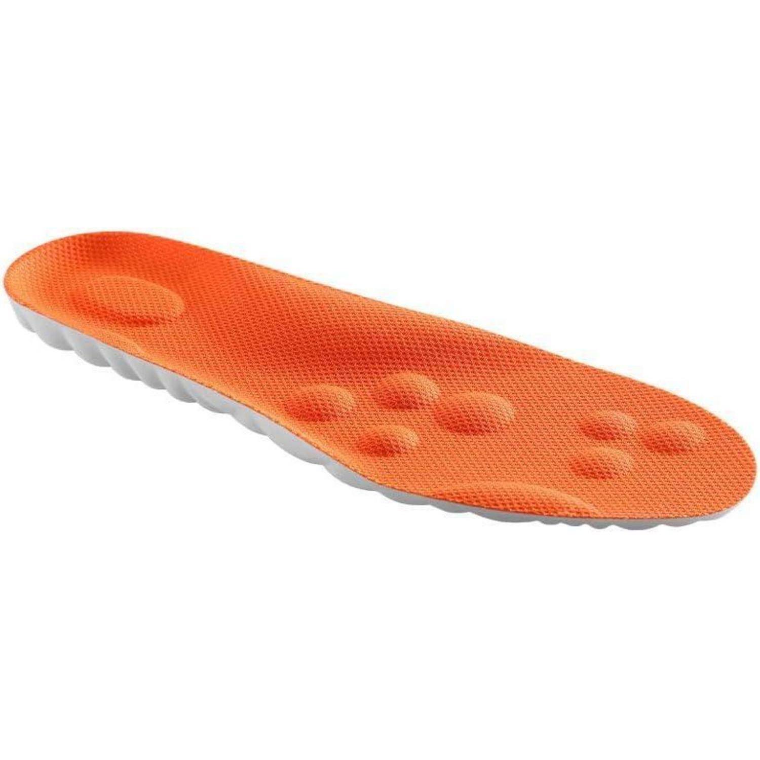 Eine orange Schuheinlage mit strukturierter Oberfläche und erhabenen kreisförmigen Polstern, entwickelt für verbesserten Komfort und Unterstützung.