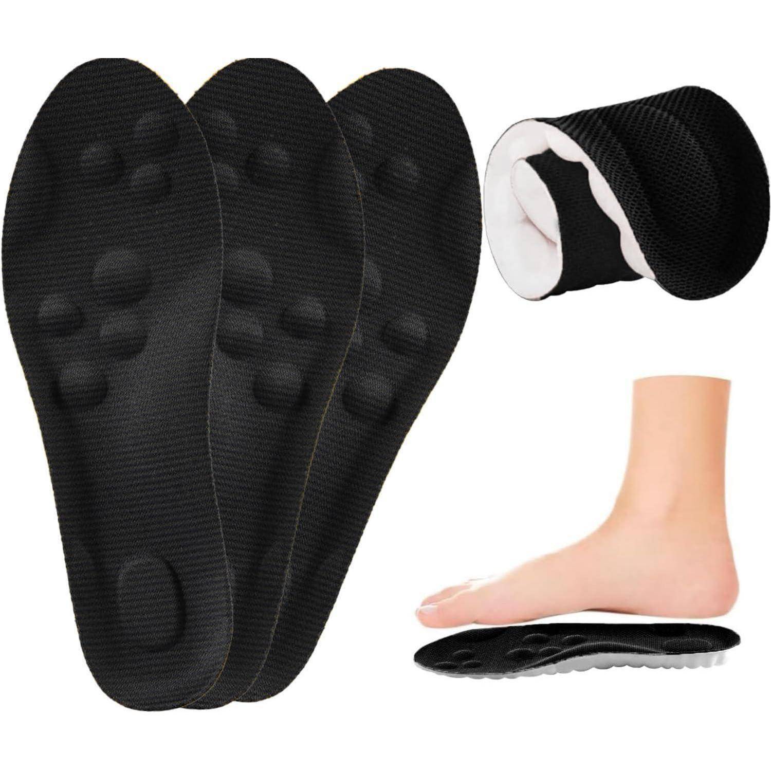 Schwarze orthopädische Einlegesohlen mit Fußkissenstützen, dargestellt mit einem unbekleideten Fuß, der auf einer ruht, und die Komfort und Fußgewölbeunterstützung hervorheben.