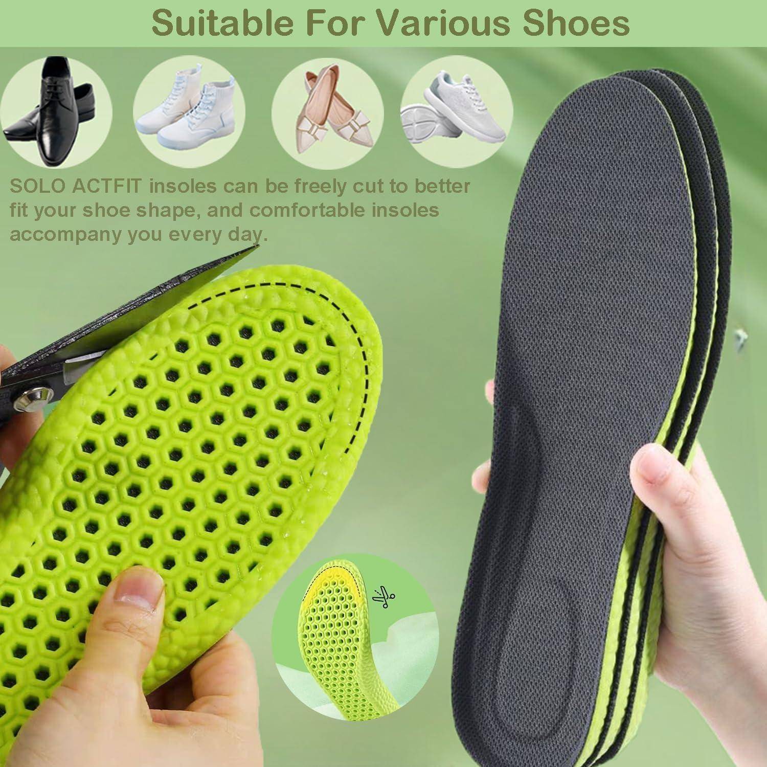 Grüne Einlegesohlen mit gelochtem Design und grauen Unterseiten werden präsentiert. Die Bildunterschrift lautet „Geeignet für verschiedene Schuhe