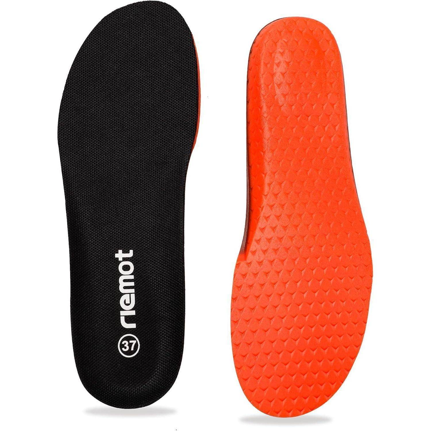 Eine schwarze Einlegesohle mit 'remot' Branding und Größe 37, neben einer orange Einlegesohle mit strukturiertem Muster, beide von oben aufgenommen.