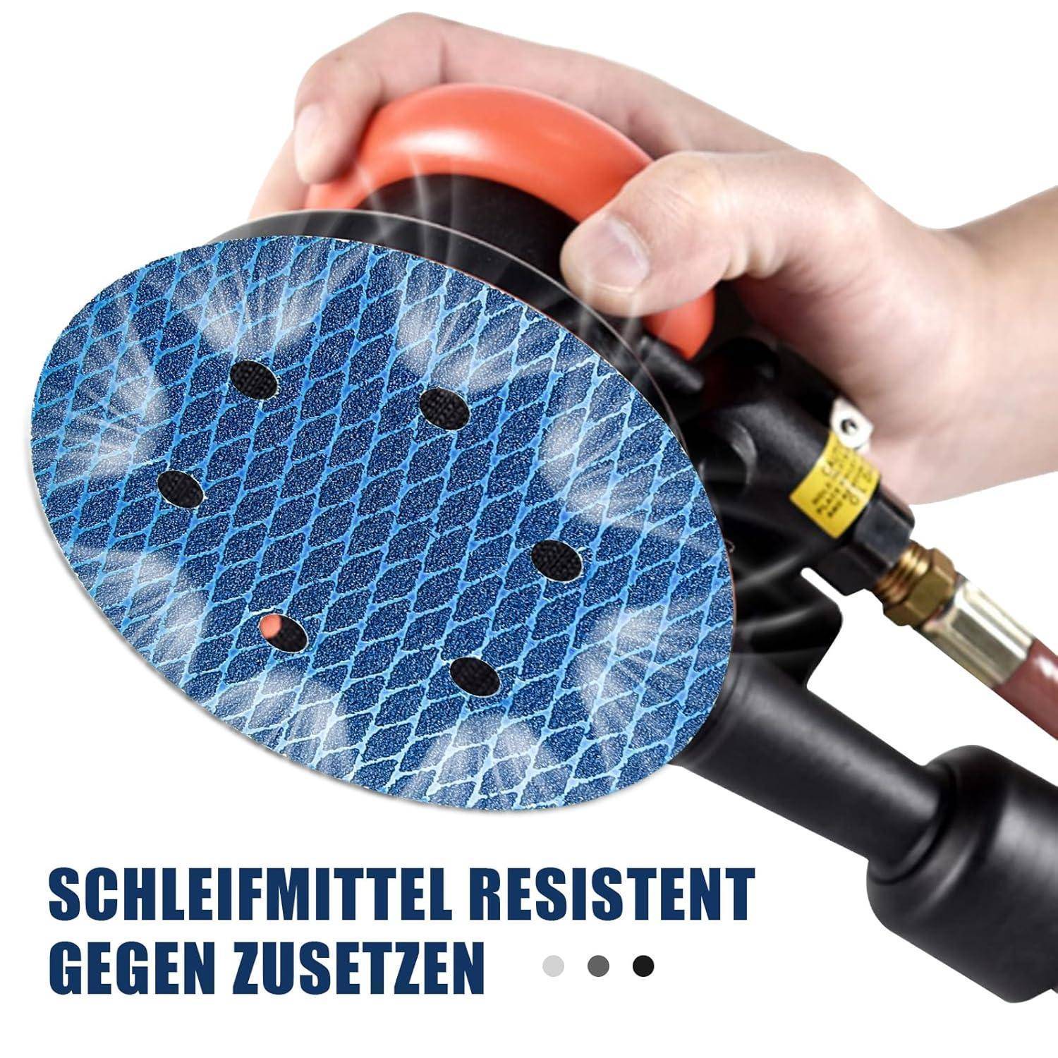 Eine Hand greift ein Werkzeug mit rotem Griff und einer kreisförmigen blauen Schleifscheibe mit Löchern, mit dem deutschen Text 