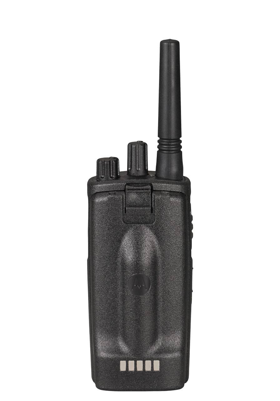 Ein schwarzes Walkie-Talkie mit sichtbarer Antenne und mehreren Tasten an der Vorderseite für Kommunikationszwecke.