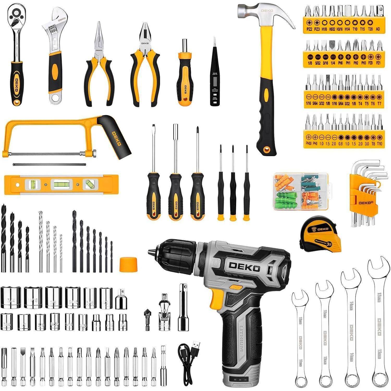 Eine umfassende Werkzeugsammlung mit einer Bohrmaschine, verschiedenen Schraubschlüsseln, Zangen, Schraubenziehern, einem Hammer, einem Maßband und Bohraufsätzen.