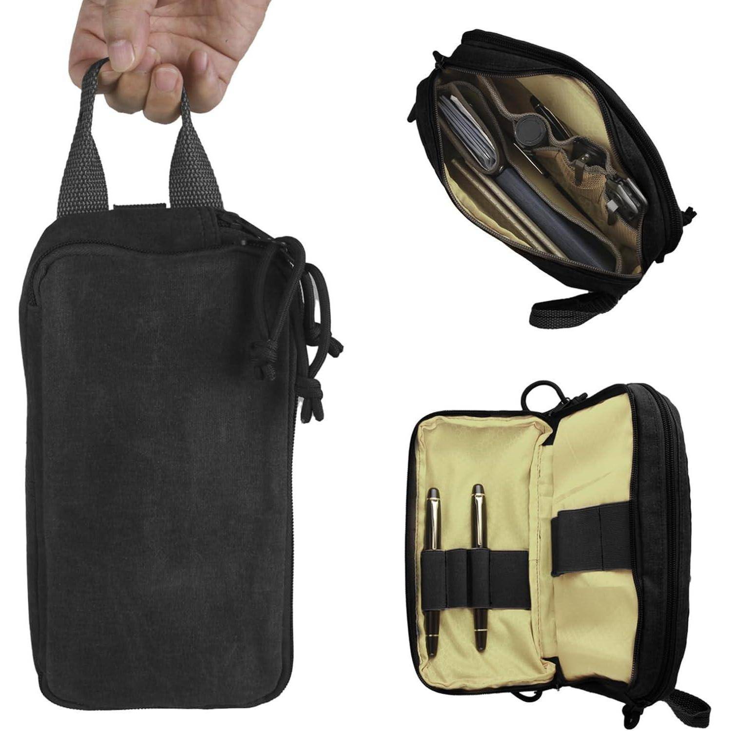 Hand hält einen schwarzen Beutel mit Griff, offene Ansichten zeigen organisierte Fächer für Gegenstände wie Stifte und Geräte, Innenraum ist beige.
