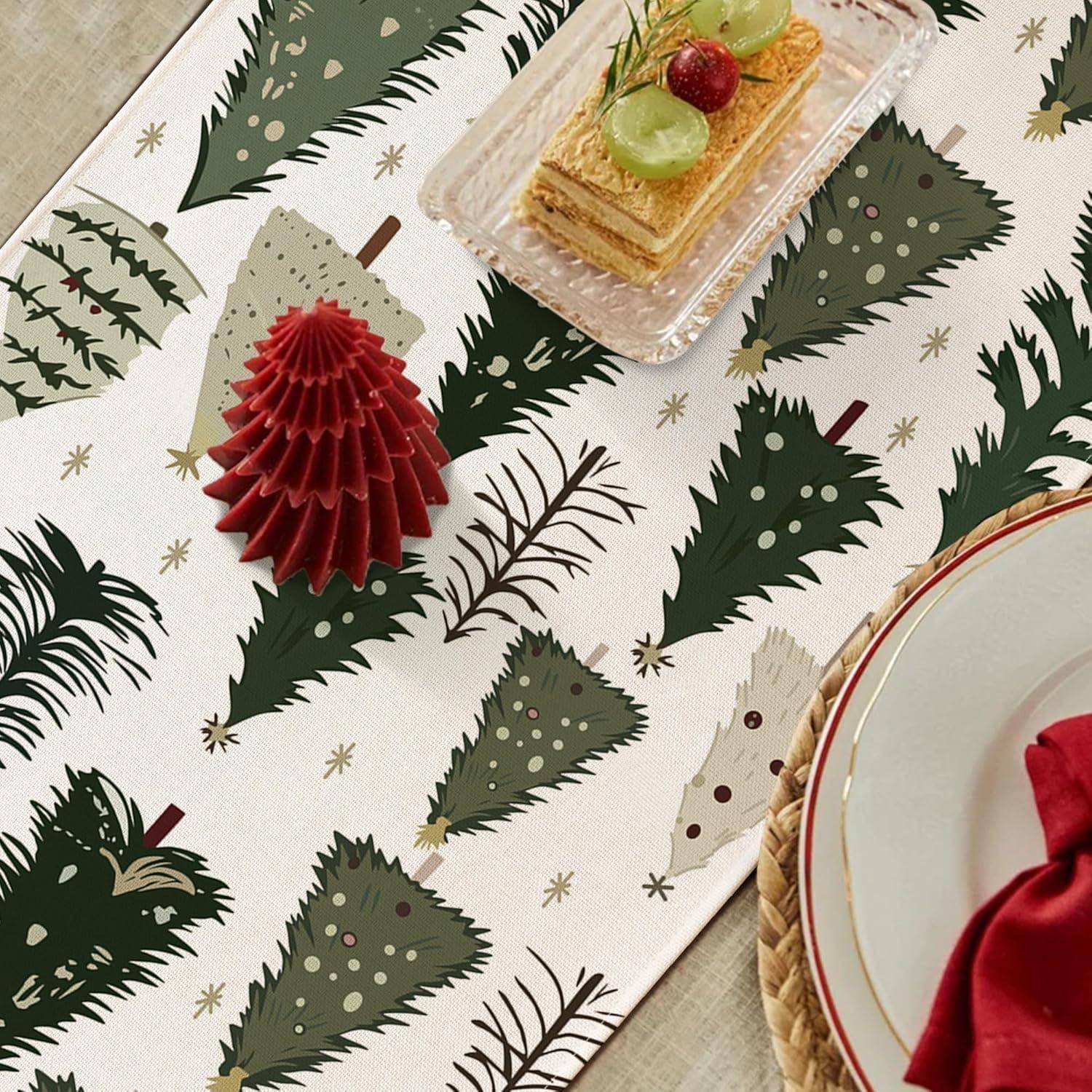 Festliche Tischdecke mit einem Muster abstrakter Weihnachtsbäume auf einem Läufer, die eine Kuchenscheibe mit Himbeeren auf einem Teller präsentiert.