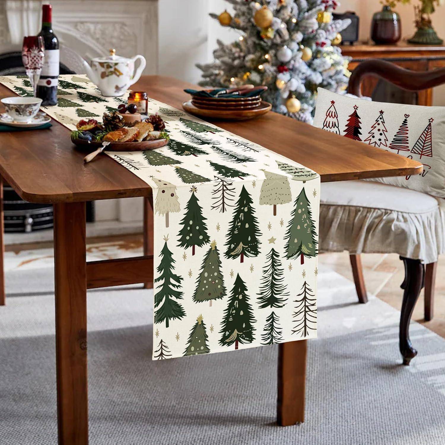 Ein Esstisch mit einem festlichen, baumthematischen Läufer, bestückt mit einem Kuchen, Wein und Tellern. Ein dekorierter Weihnachtsbaum ist im Hintergrund sichtbar.
