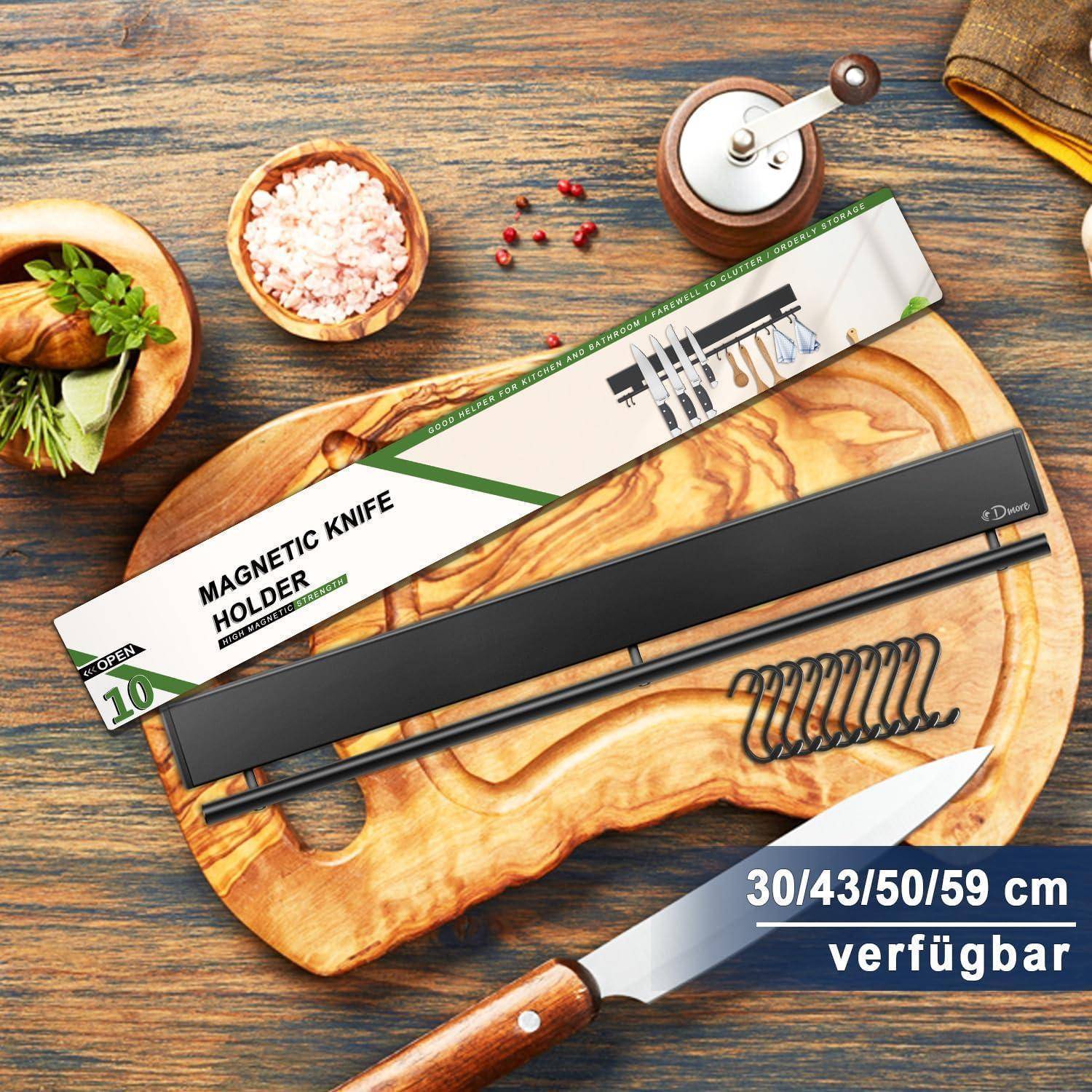Ein magnetischer Messerhalter auf einem Holzschneidebrett mit Gewürzen und Kräutern; Text auf der Verpackung und Produktgrößendetails sind zu sehen.