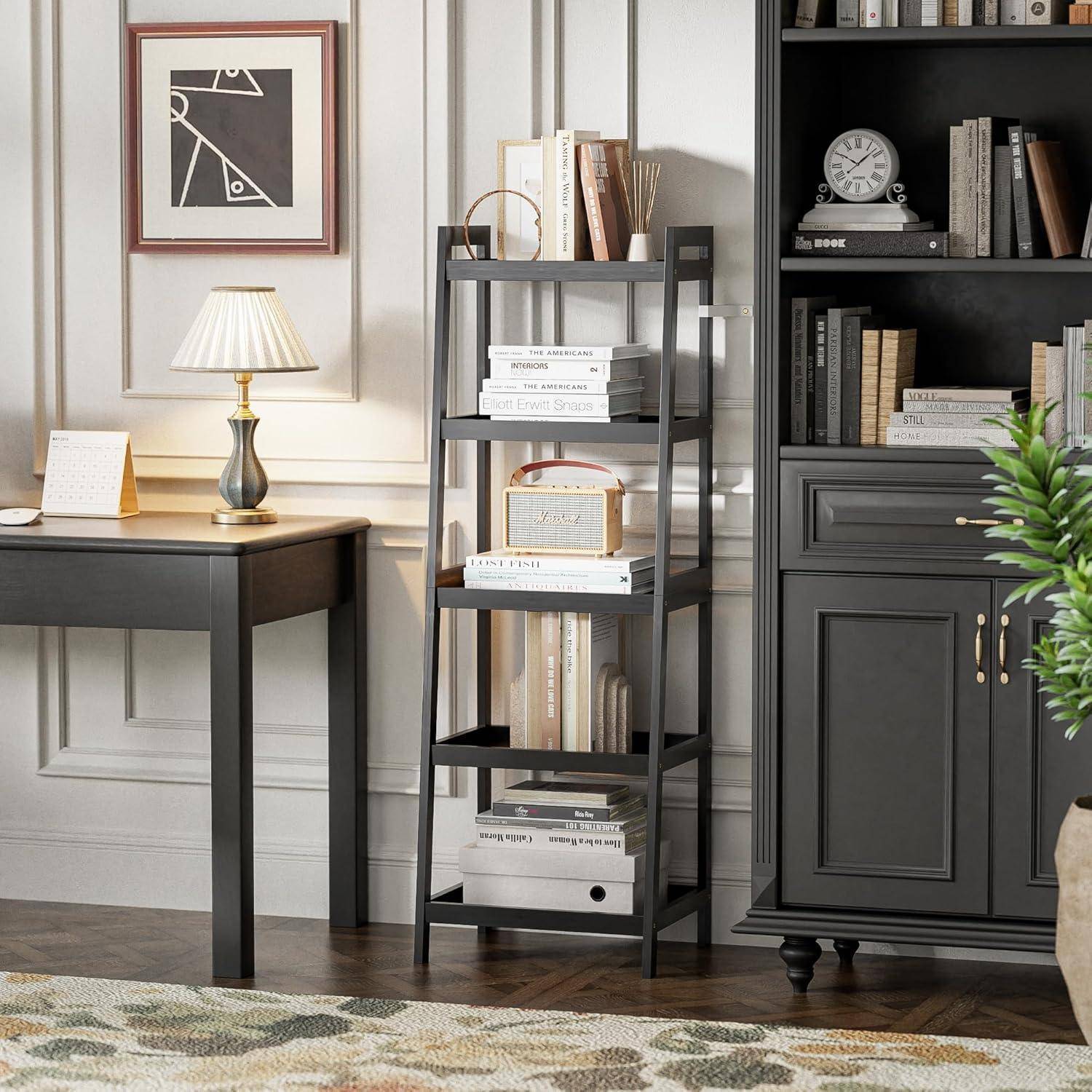 Ein gemütliches Interieur mit einem schwarzen Schreibtisch und einer Lampe, einem schwarzen Regal mit Büchern und einem schwarzen Schrank. Der Raum ist mit einer Pflanze und Kunstwerken dekoriert.