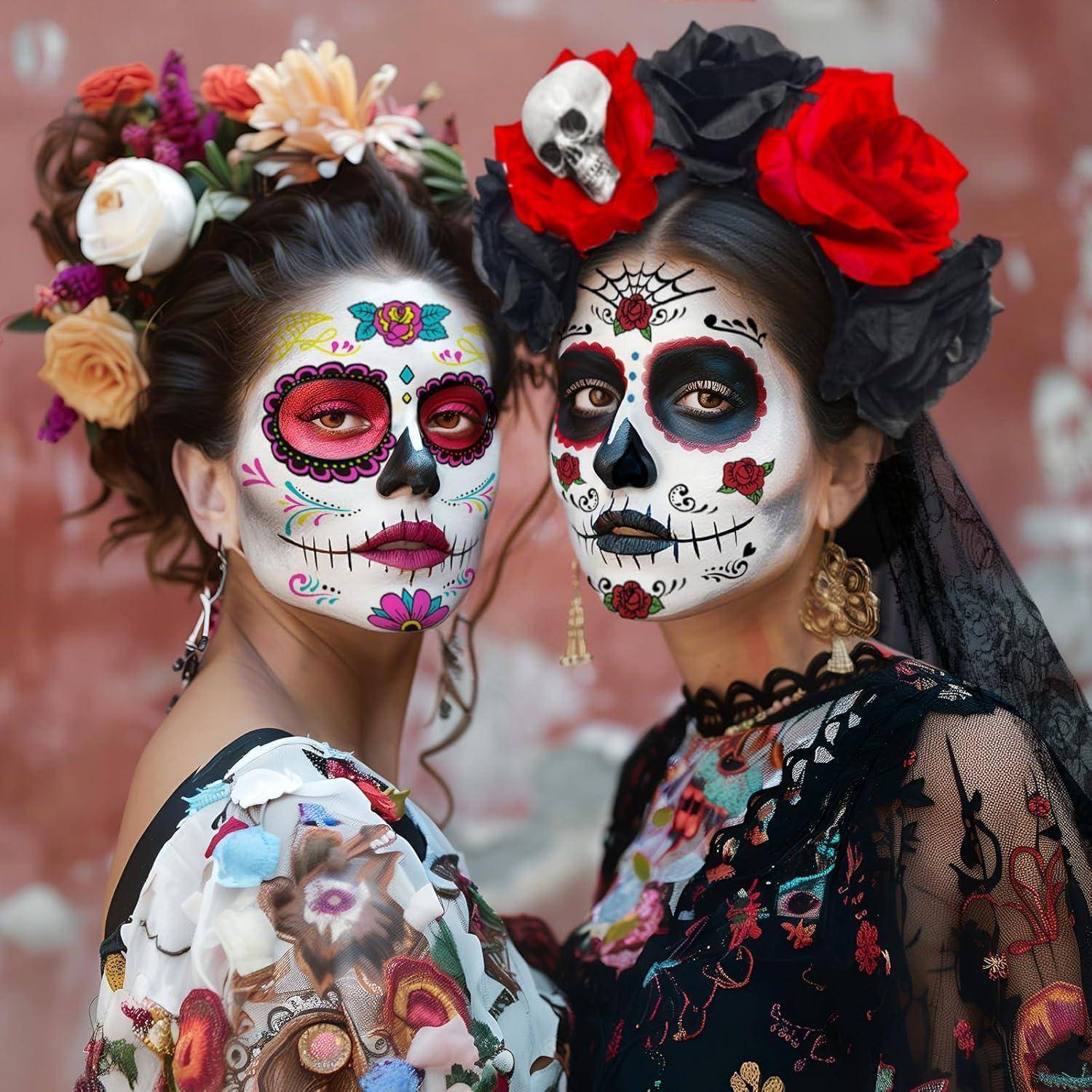 Zwei Personen mit bunter, kunstvoll gestalteter Día de los Muertos-Gesichtsmalerei und floralen Kopfschmuck. Sie tragen traditionelle Kleidung.