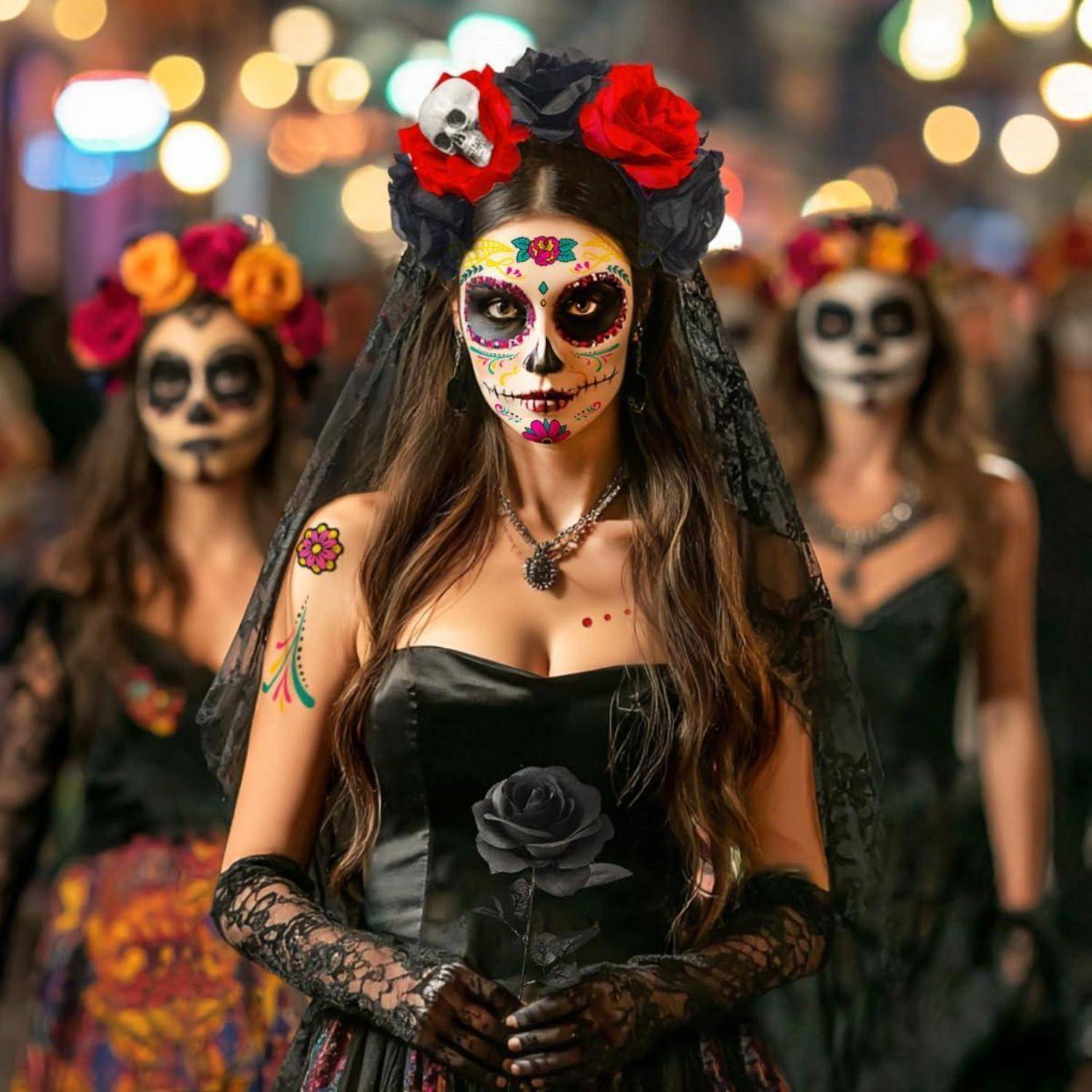 Personen in bunter, aufwendiger Día de los Muertos-Kleidung mit bemalten Totenköpfen, die farbenfrohe Blumenkränze tragen und schwarze Rosen halten.