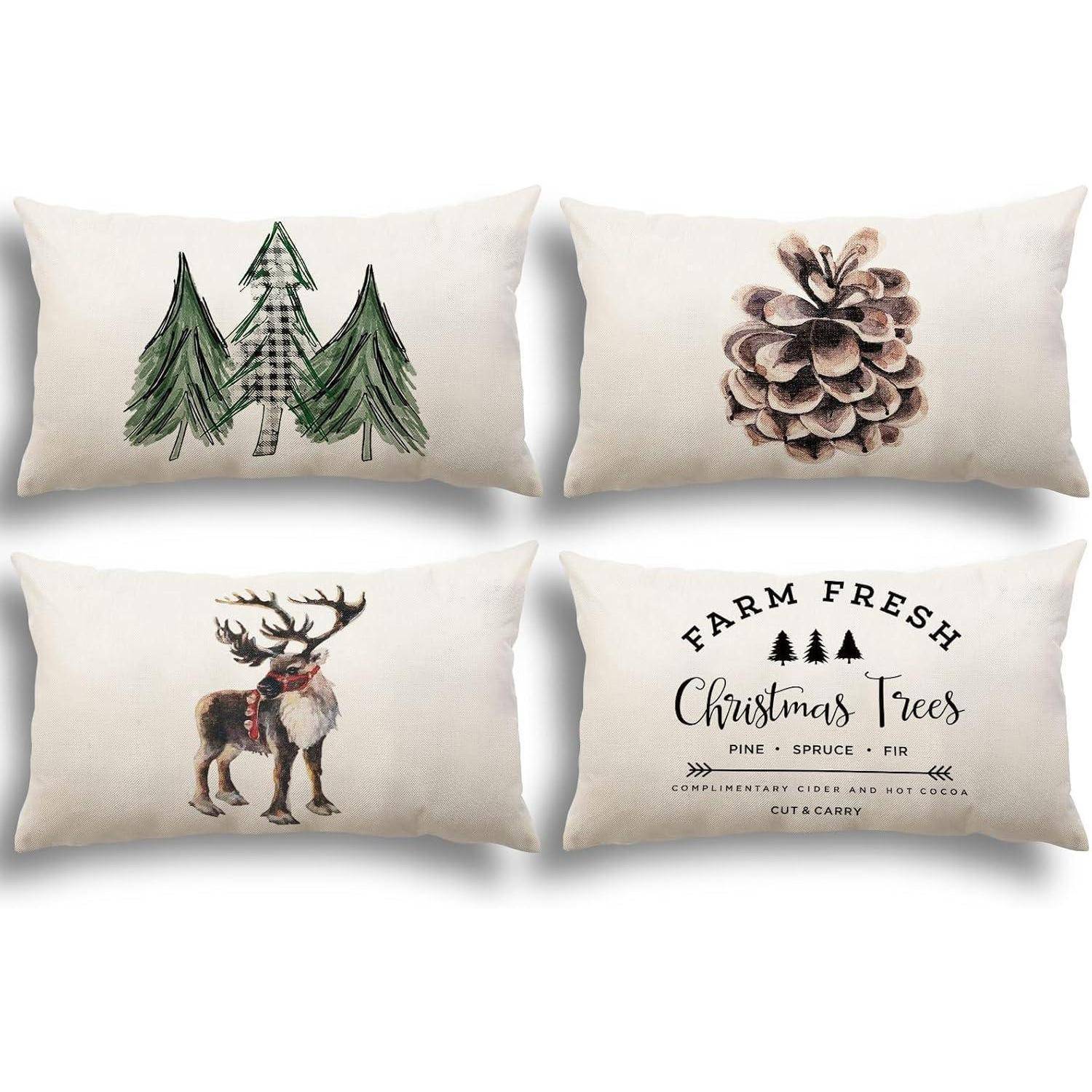 Vier Zierkissen: ein Karomuster mit Baumdesign, ein Tannenzapfen, ein Rentier und der Schriftzug 'Farm Fresh Christmas Trees' mit Baumsilhouetten.