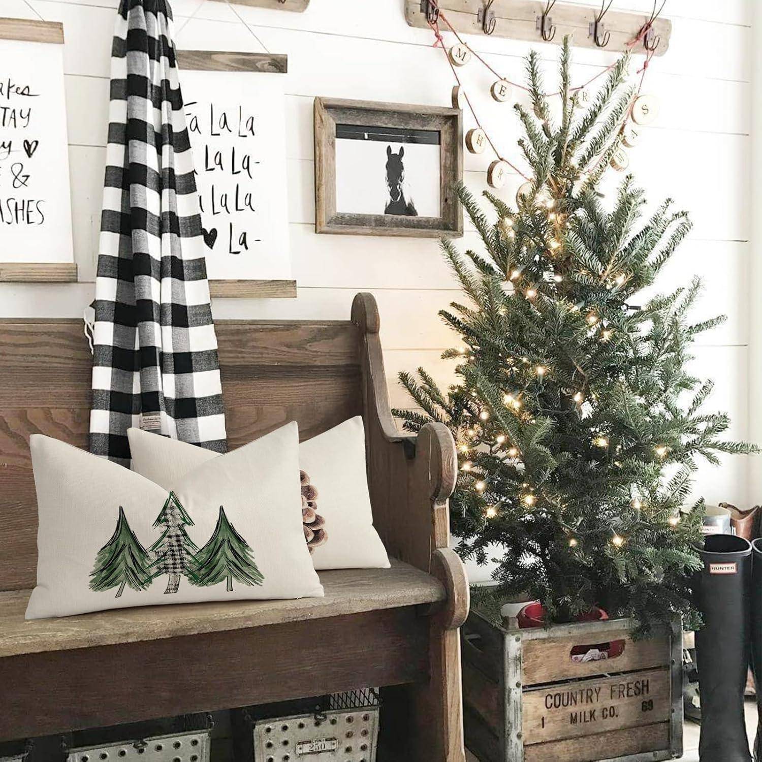 Ein gemütliches Weihnachtszimmer mit einer Holzbank, einem kleinen geschmückten Tannenbaum, gerahmten Feiertagsbildern an der Wand und einem schwarz-weißen karierten Schal.
