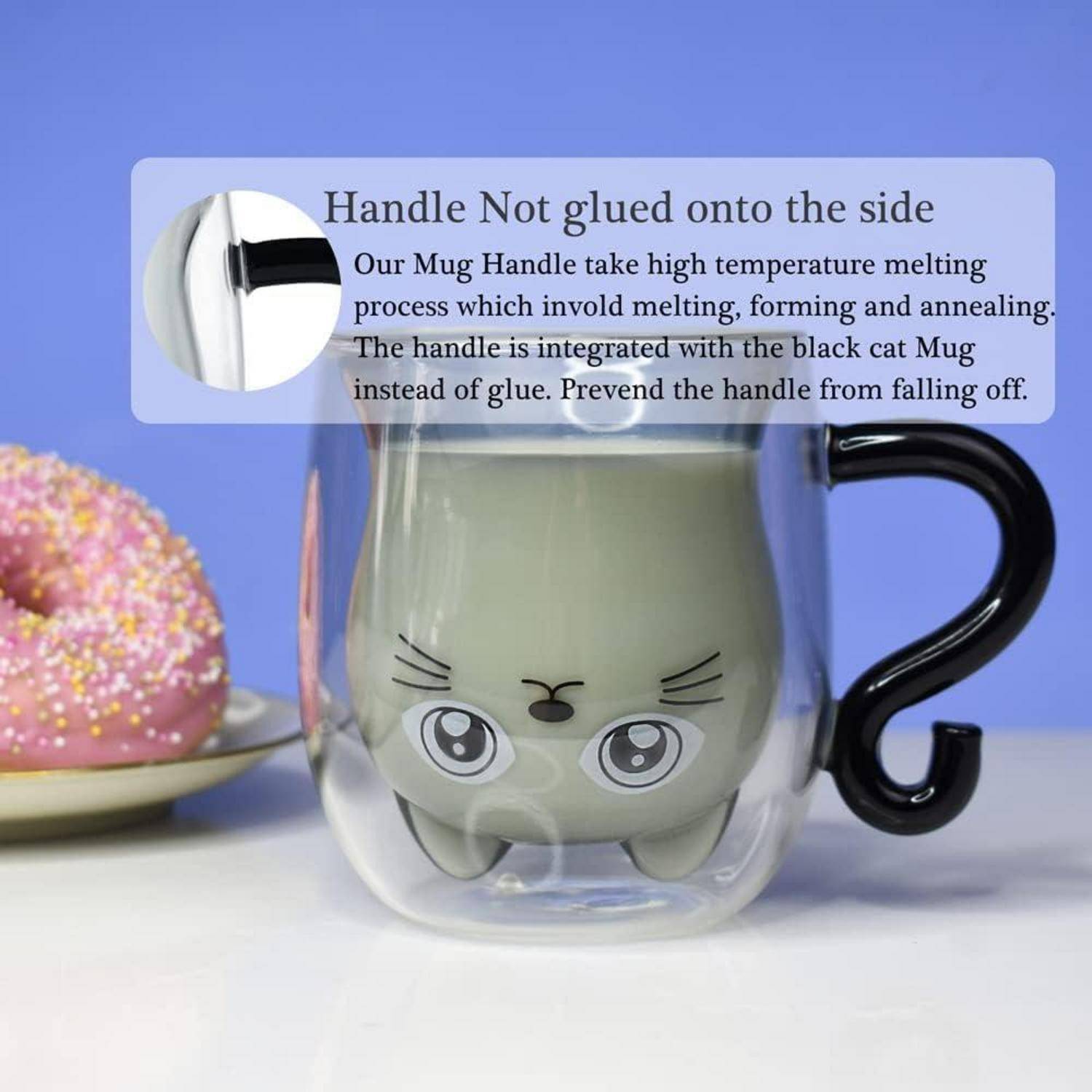 Eine durchsichtige Tasse mit einem Henkel in Form eines schwarzen Katzenschwanzes, mit einem niedlichen Katzendesign im Inneren. Ein rosa Donut mit Streusel liegt daneben. Der Text erklärt den Vorgang des Henkelanbringens.