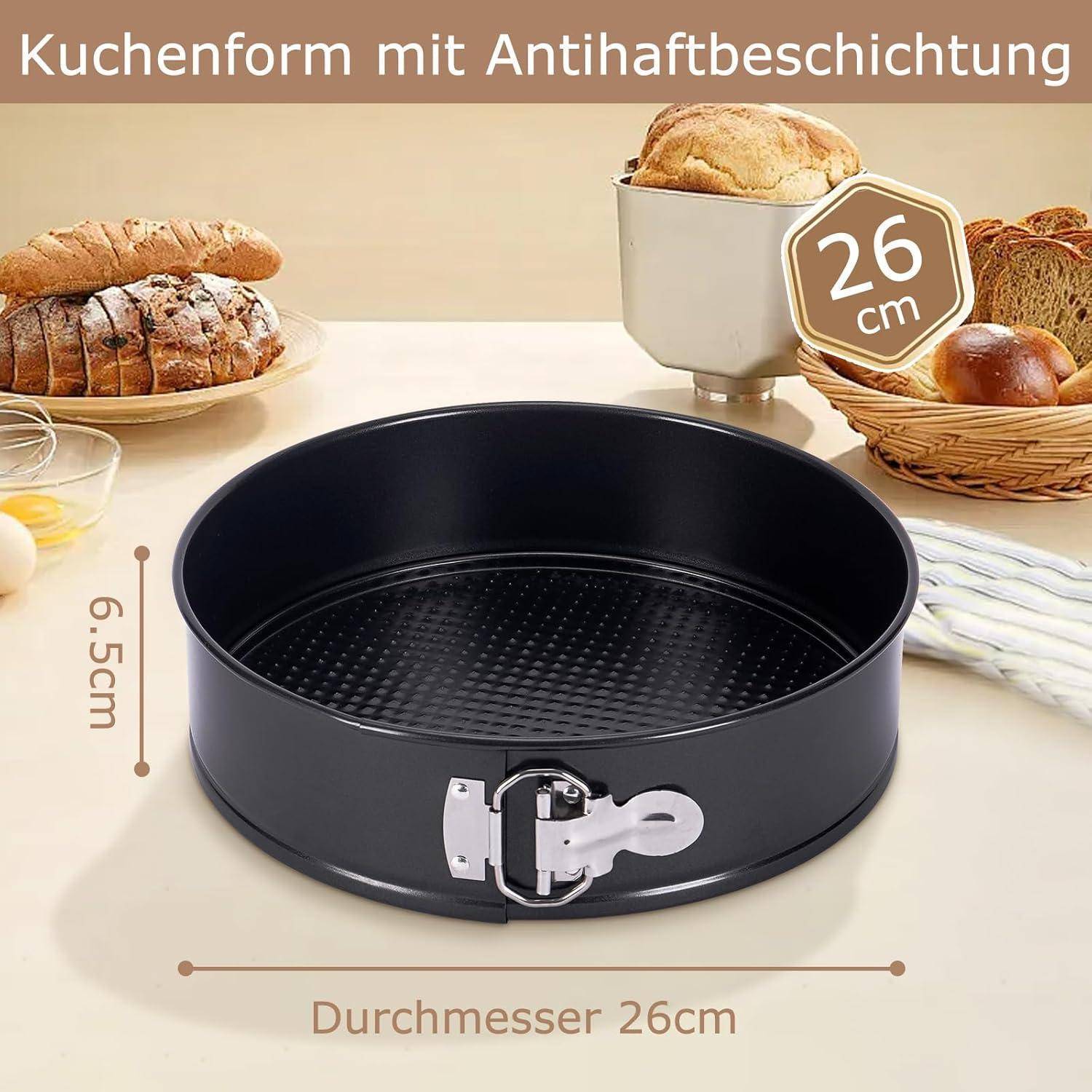 Runde Antihaft-Backform, Durchmesser 26 cm, Höhe 6,5 cm, auf einer Küchenarbeitsplatte mit Brot und Eiern im Hintergrund.