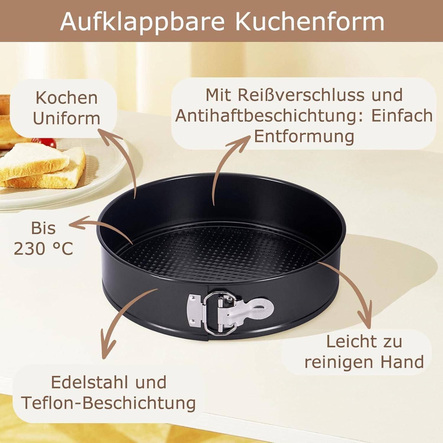 Eine schwarze runde Backform mit Verschluss steht auf einem beigen Tisch. Pfeile zeigen Merkmale an: Erhitzbar bis zu 230°C, Antihaftbeschichtung, leicht zu reinigen und zu öffnen. Im Hintergrund befinden sich Toast und Marmelade auf einem Teller.
