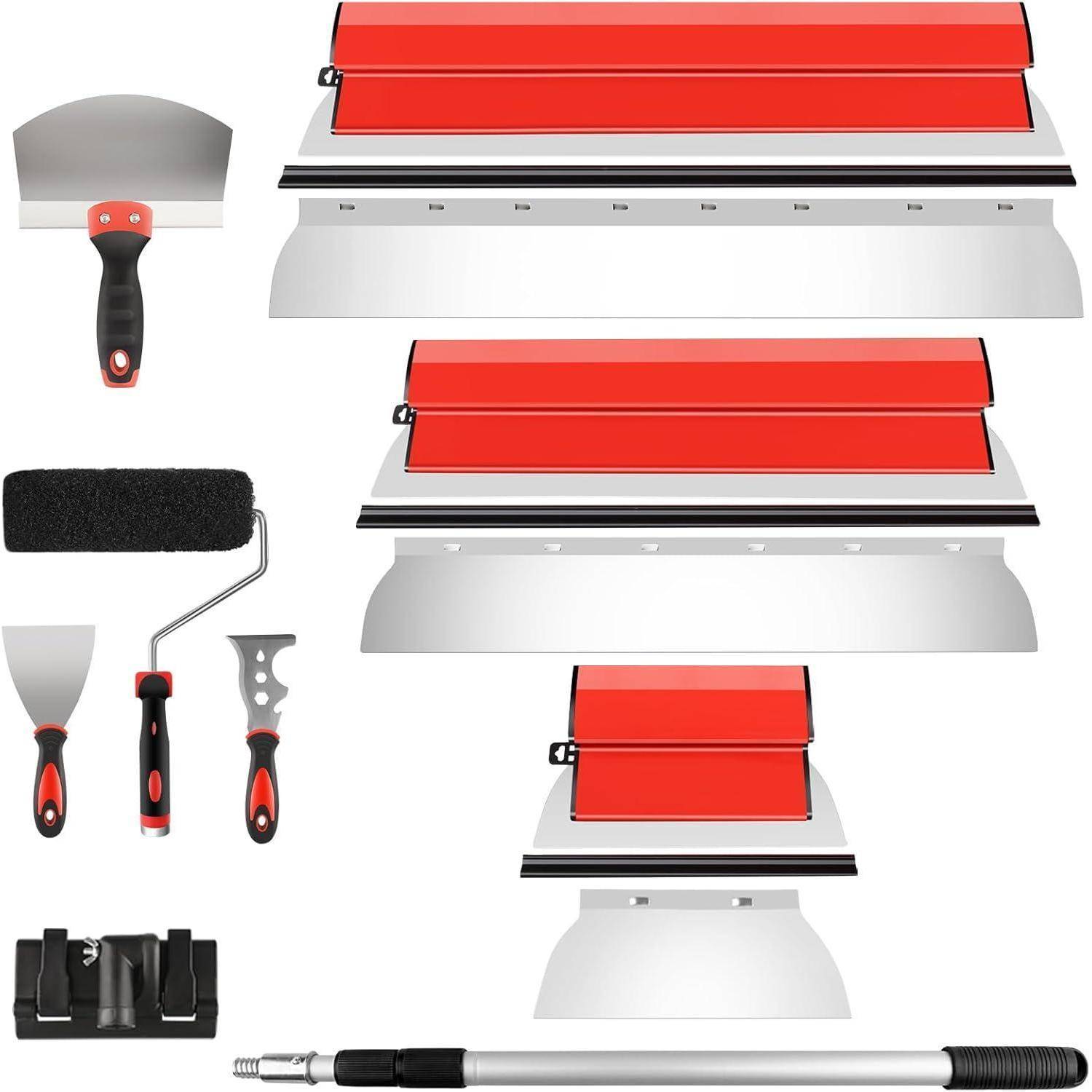 Eine Sammlung von roten und silbernen Trockenbau-Werkzeugen, einschließlich Spachteln, einer Walze und einer Verlängerungsstange, angeordnet auf einem weißen Hintergrund.