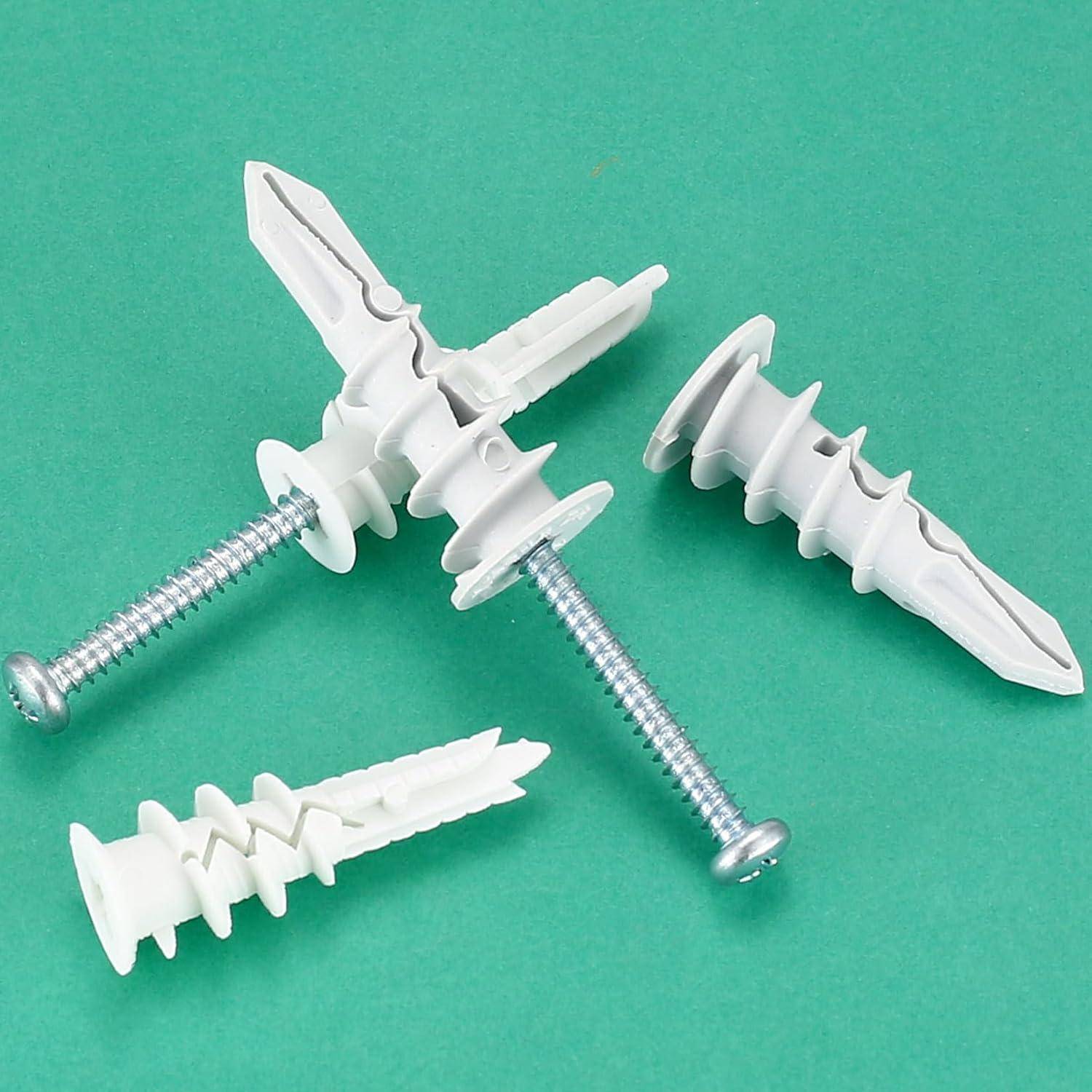 Dübel aus Kunststoff mit Schrauben, die vor einem grünen Hintergrund präsentiert werden.