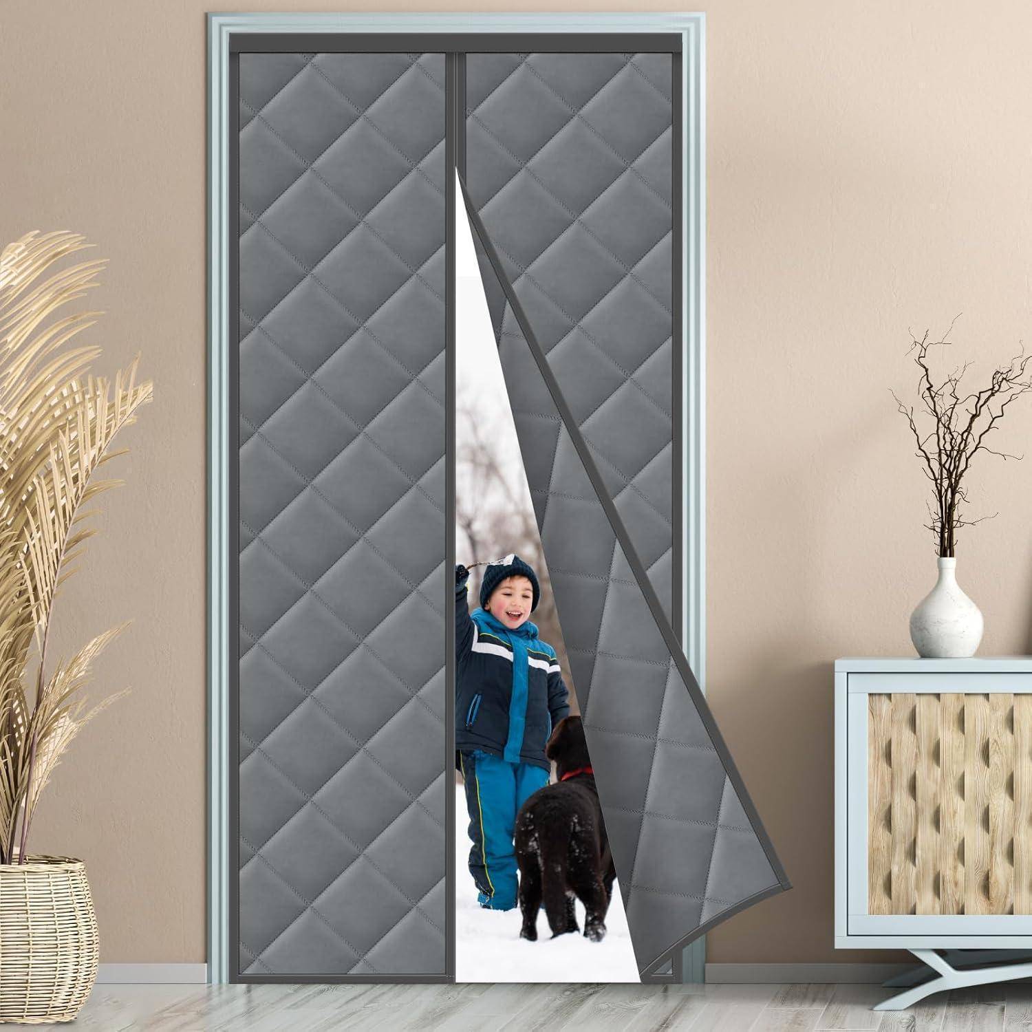 Ein Junge in Winterkleidung steht in einer verschneiten Landschaft, sichtbar durch einen teilweise geöffneten gesteppten grauen Vorhang. Ein schwarzer Hund blickt ihm gegenüber. Zimmerpflanzen und Möbel rahmen die Szene ein.