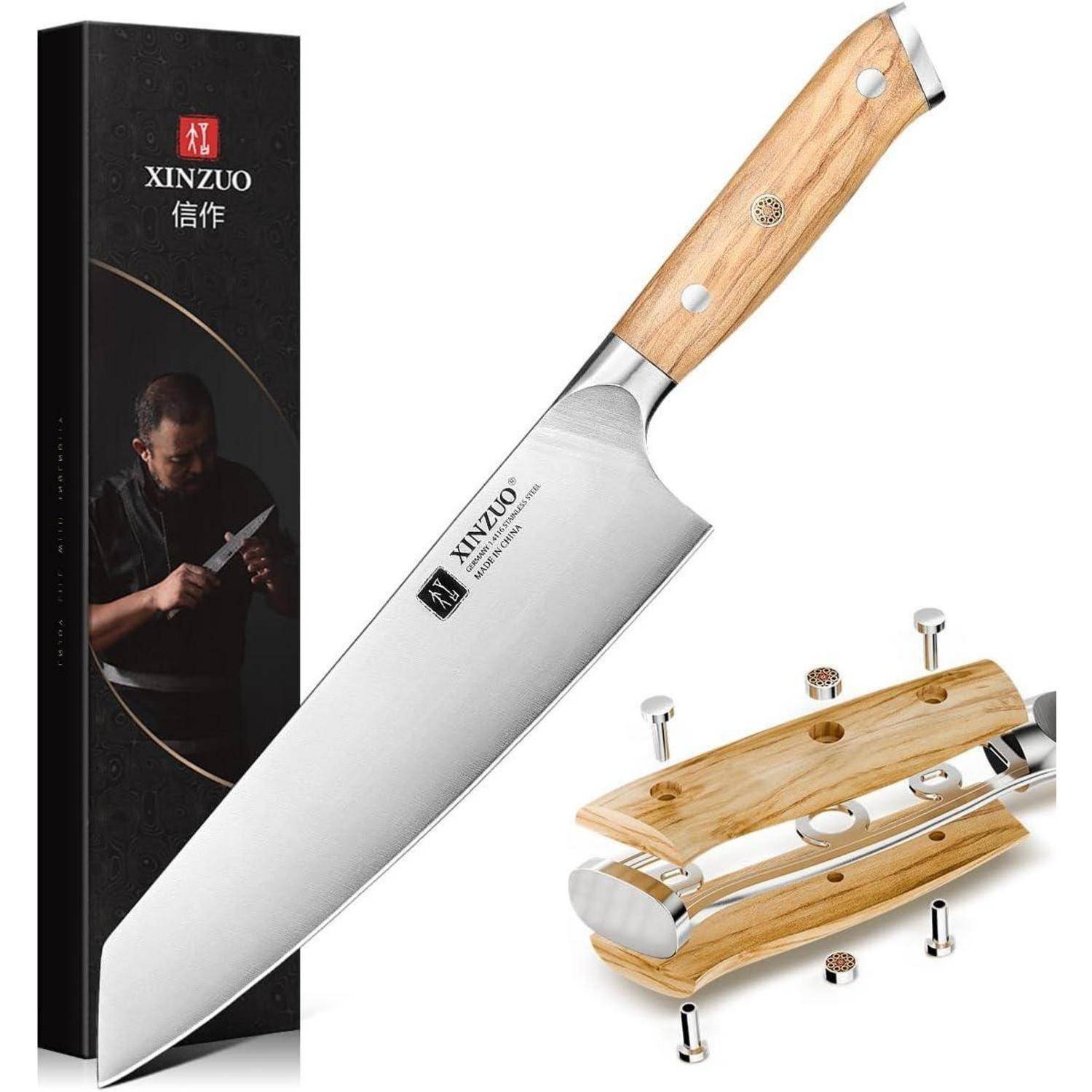 Ein Küchenmesser mit Holzgriff wird zusammen mit seiner Verpackung und einem Holzmesserhalter präsentiert, wobei die Handwerkskunst und das Design betont werden.