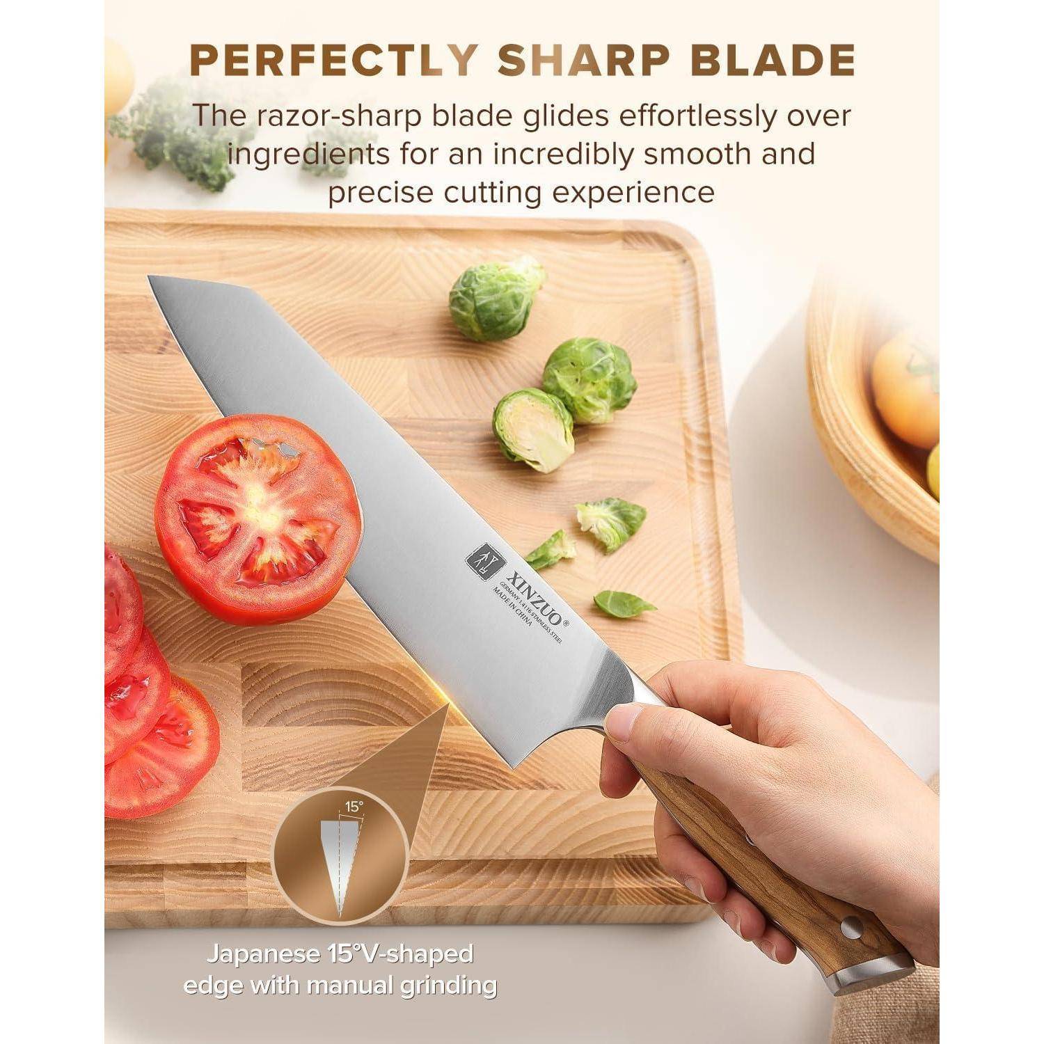 Eine Hand hält ein Messer, das eine Tomate schneidet. Text lautet: ‚Perfekt scharfe Klinge, meserscharf für glatte Schnitte.' Japanischer 15°-V-förmiger Schliff wird hervorgehoben.