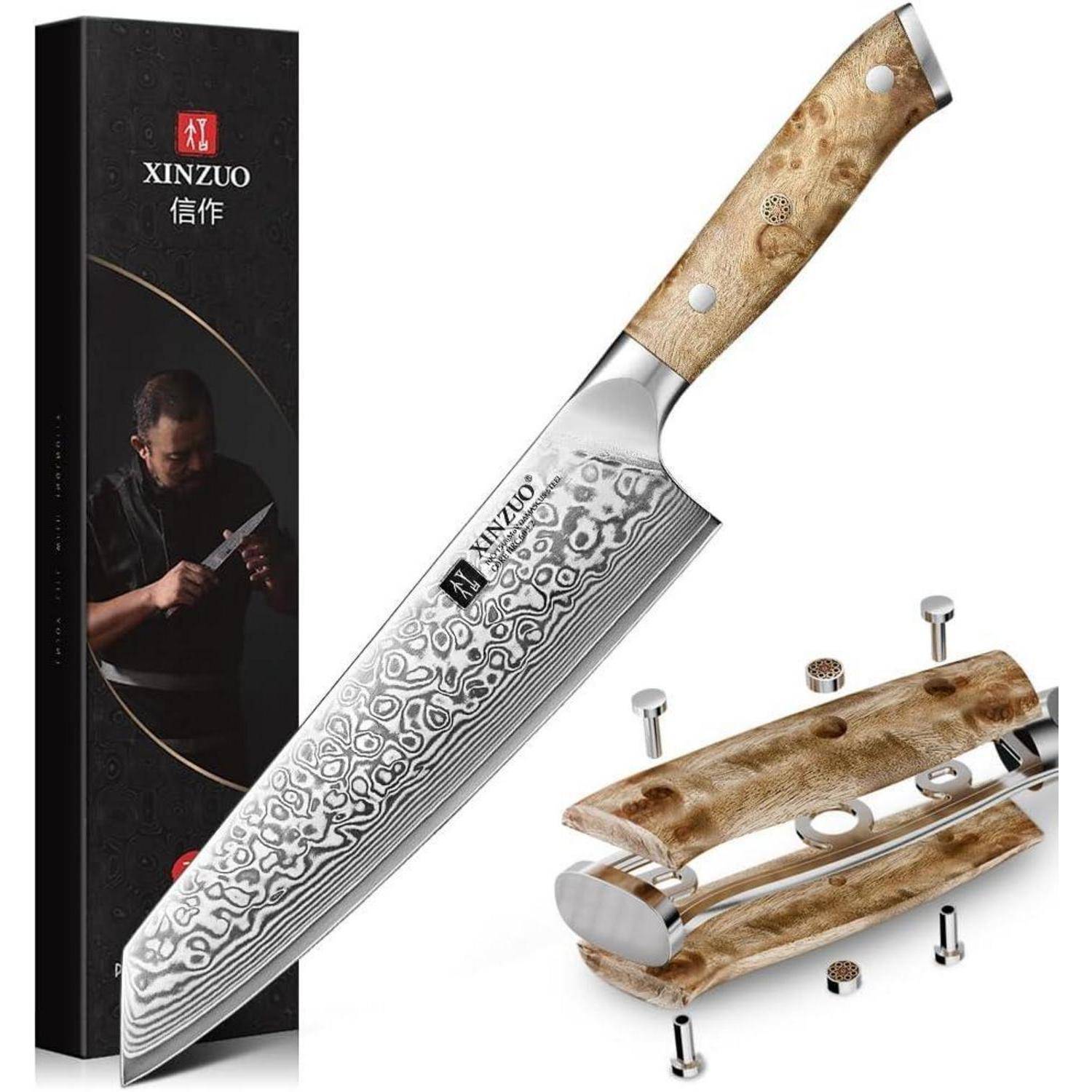 Ein Küchenmesser mit gemusterter Klinge und Holzgriff, präsentiert mit seiner Verpackung, auf der eine Person dasselbe Messer hält.