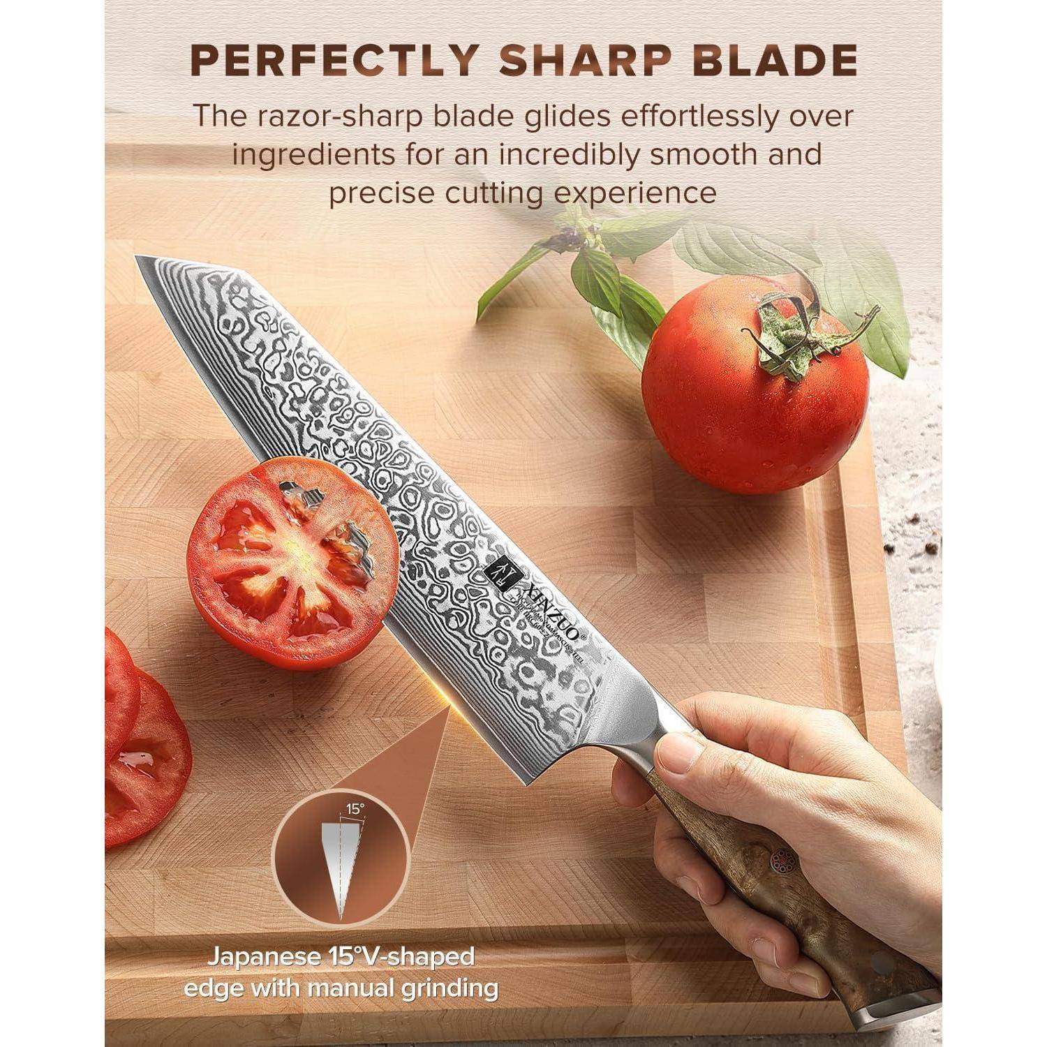 Eine Hand hält ein gemustertes Küchenmesser über einem Holzschneidebrett mit Tomaten. Der Text lautet „Perfekt scharfe Klinge