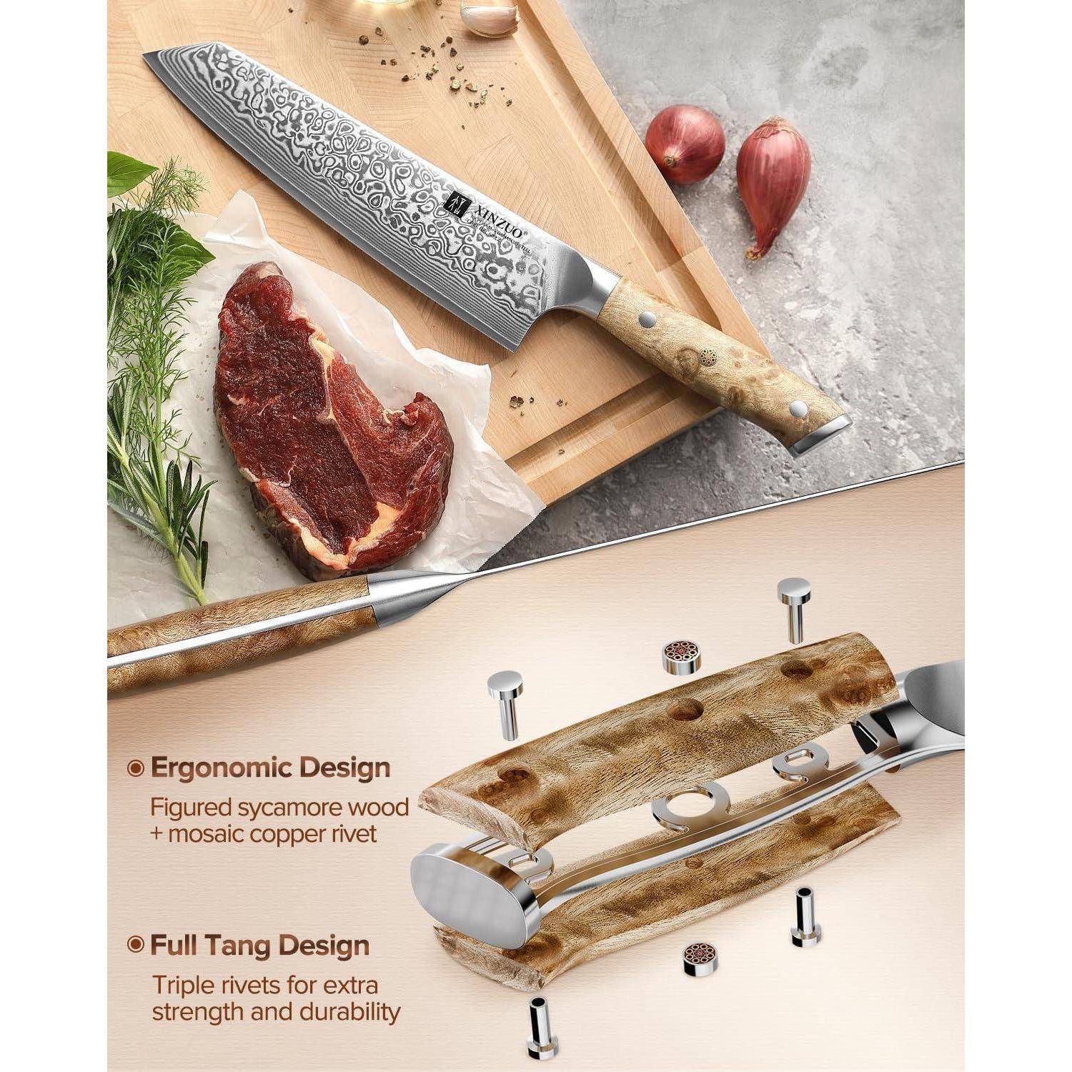 Kochmesser mit gemusterter Klinge und Platanenmessergriff, der neben einem rohen Steak präsentiert wird. Betont das ergonomische Design und den Vollmetallgriff für Haltbarkeit.