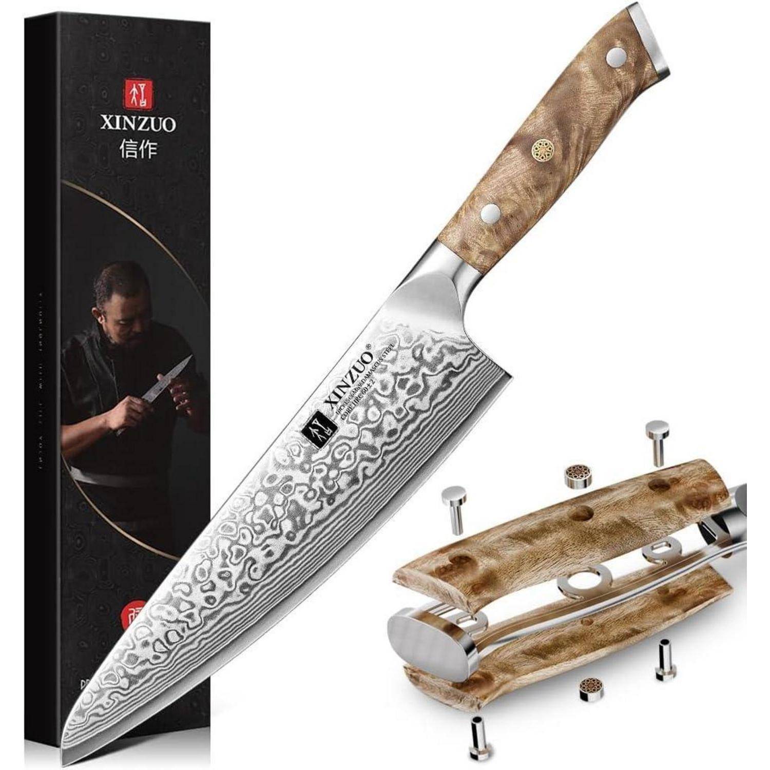 Ein Chefmesser mit einem Holzgriff und gemusterter Klinge wird präsentiert, zusammen mit Verpackungsmaterial, das eine Person zeigt, die das Messer hält.