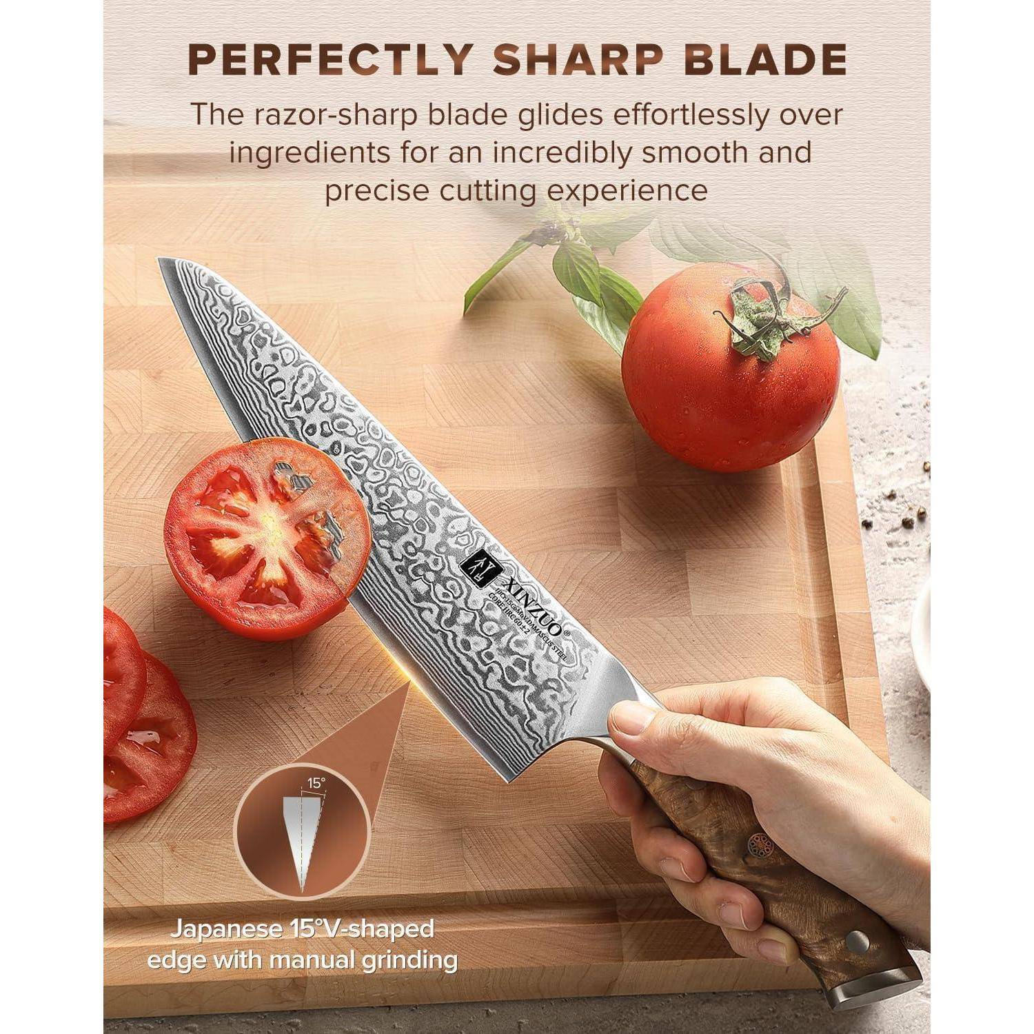 Eine Hand, die ein Messer mit gemusterter Klinge hält, schneidet eine Tomate. Bildunterschrift lautet: ‚Perfekt scharfe Klinge', was das glatte Schneiden unterstreicht.