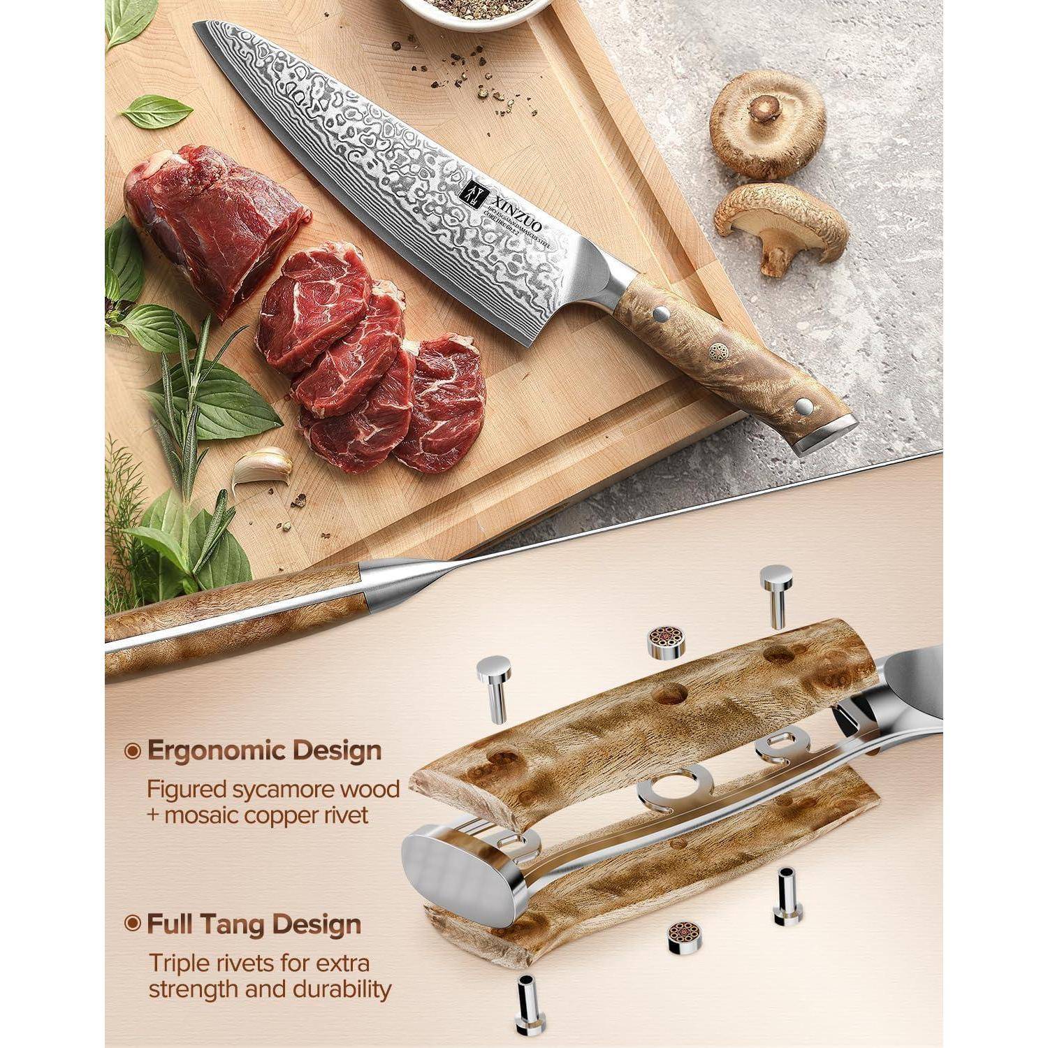 Ein detailliertes Kochmesser mit gemusterter Klinge schneidet Fleisch auf einem Brett in der Nähe von Pilzen. Zu den Merkmalen gehören ein ergonomischer Griff aus Ahornholz und ein Vollintegralgriff mit dreifachen Nieten für Stabilität.