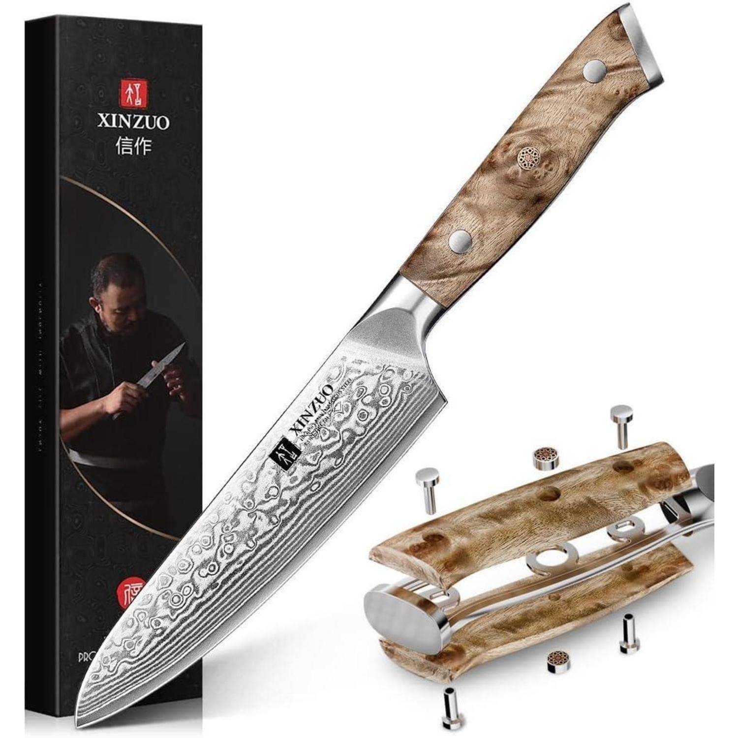 Hochwertiges Küchenmesser mit gemusterter Klinge und Holzgriff. Die Verpackung zeigt eine Person, die ein ähnliches Messer verwendet.
