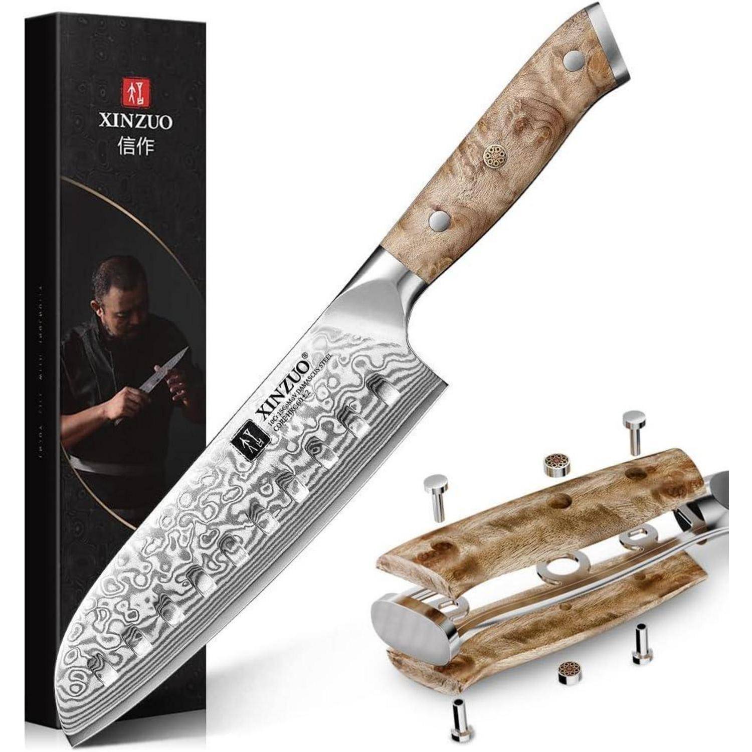 Ein hochwertiges Kochmesser mit einer gemusterten Stahlklinge und einem Holzgriff. Die Marke 'XINZUO' ist auf dem Messer und der Verpackung zu sehen.