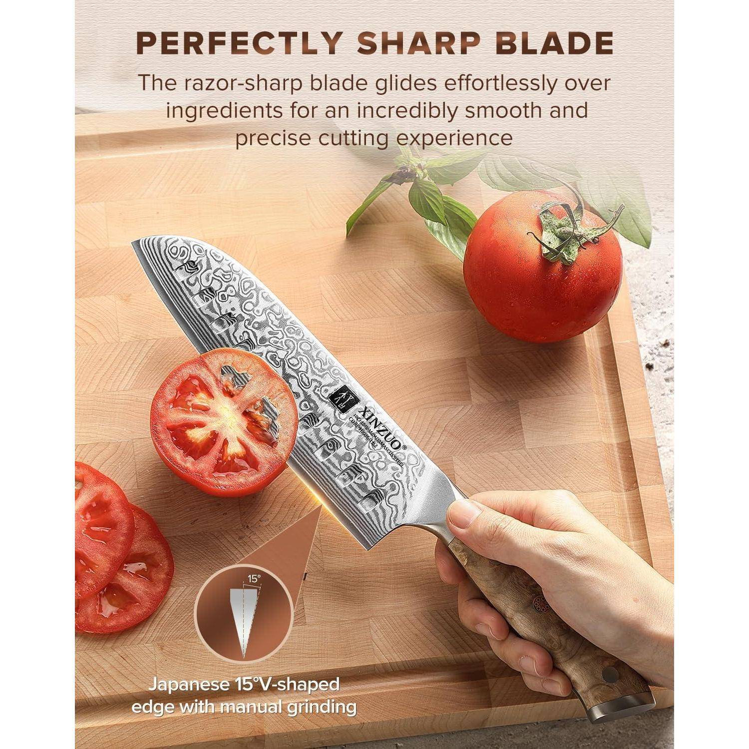 Eine Hand hält ein gemustertes Messer über einem Holzbrett mit einer Tomate und Scheiben. Text: 'Perfekt scharfe Klinge'.