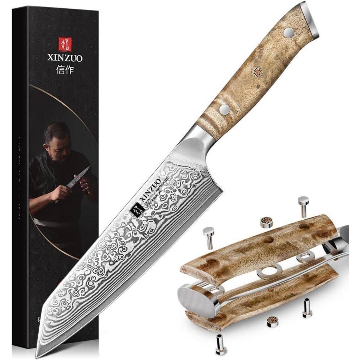 Ein Kochmeser mit gemusterter Stahlklinge und Holzgriff, präsentiert neben seiner Verpackung und einem Griffständer.