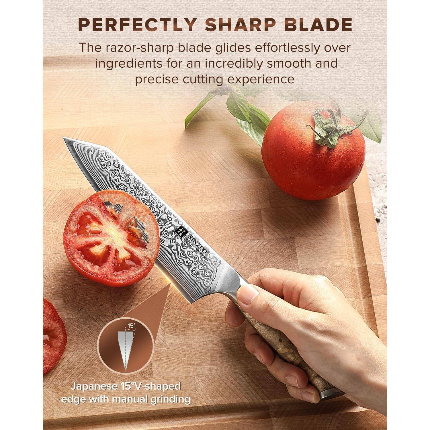 Eine Hand hält ein dekoratives Messer mit gemusterter Klinge, die eine Tomate auf einem Holzbrett schneidet. Text lautet: ‚Perfekt scharfe Klinge.