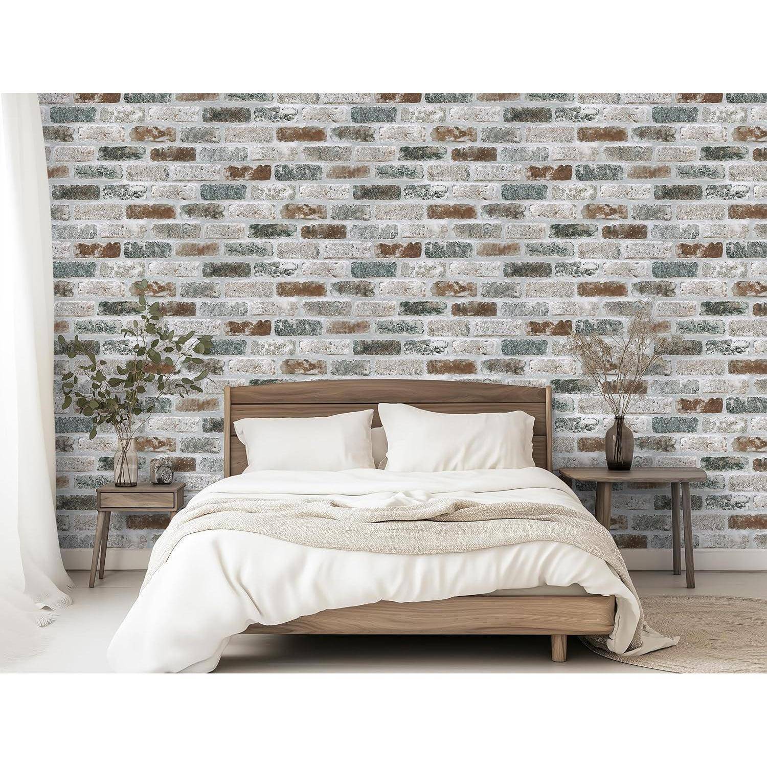Ein gemütliches Schlafzimmer zeigt ein Holzbett mit weißer Bettwäsche, flankiert von kleinen Nachttischen. Eine Ziegelwand verleiht Textur, und Topfpflanzen bringen eine natürliche Note.