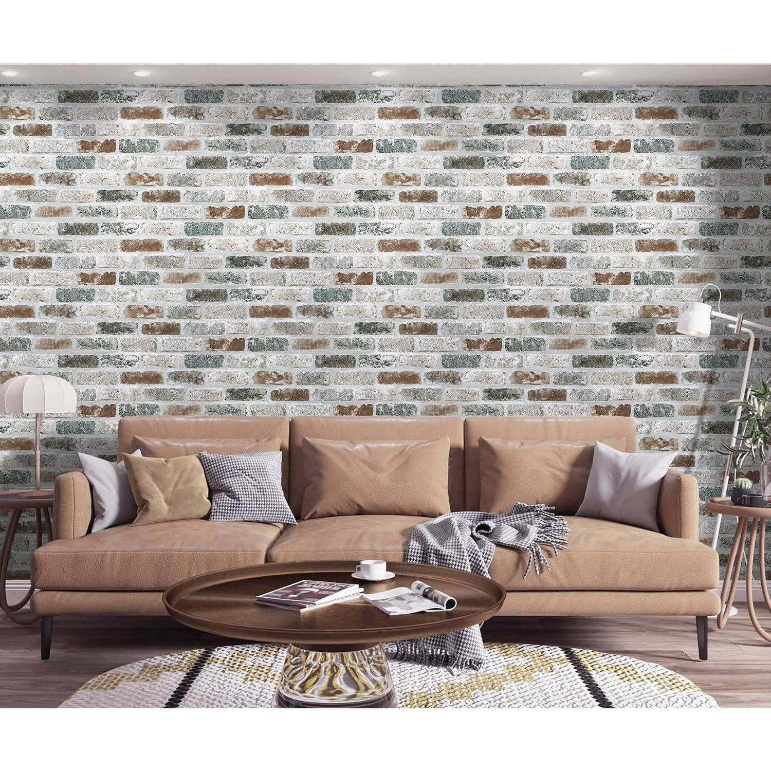 Ein Wohnzimmer mit einem beigen Sofa, grauen Kissen und einem runden Couchtisch. Im Hintergrund sorgt eine mehrfarbige Ziegelwand als Akzent für Textur und Stil.