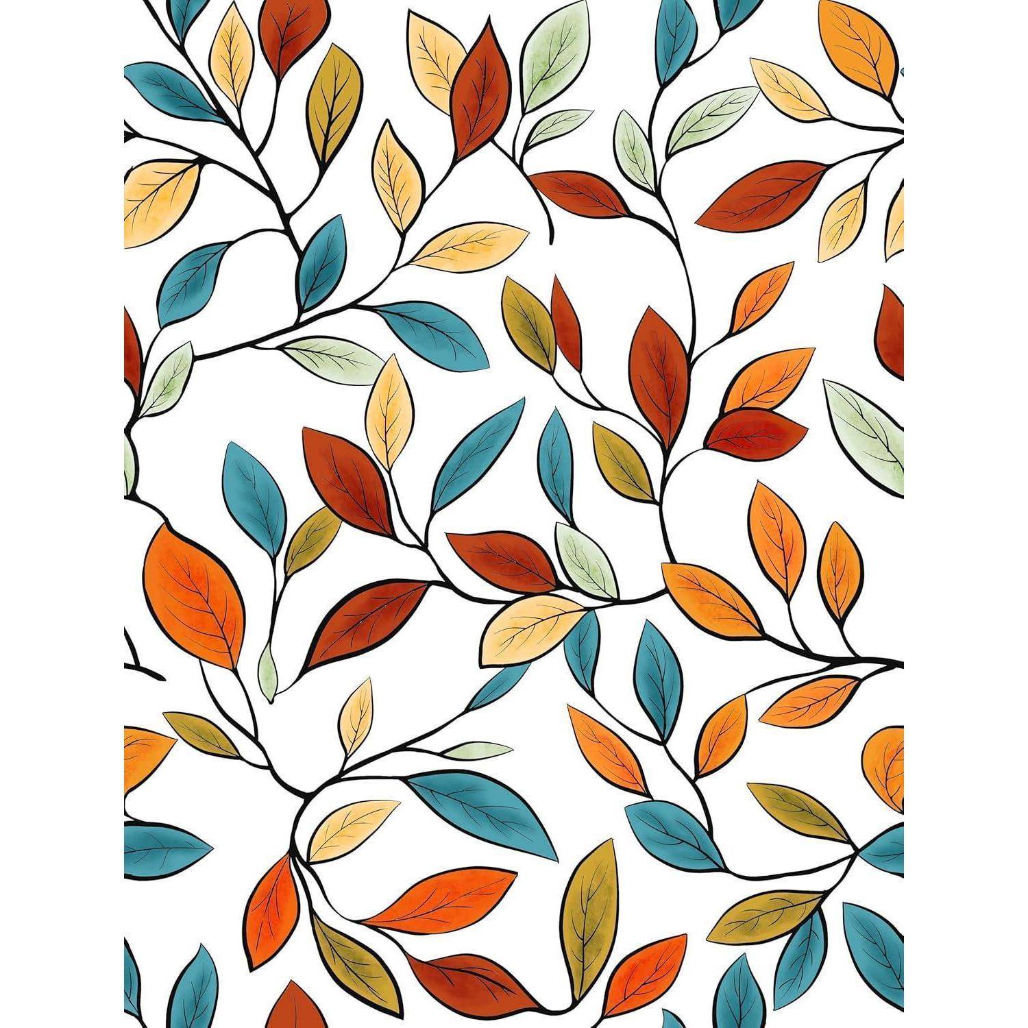Ein Muster von verschlungenen Ästen mit Blättern in Herbstfarben von Orange, Petrol und Gelb vor einem weißen Hintergrund.