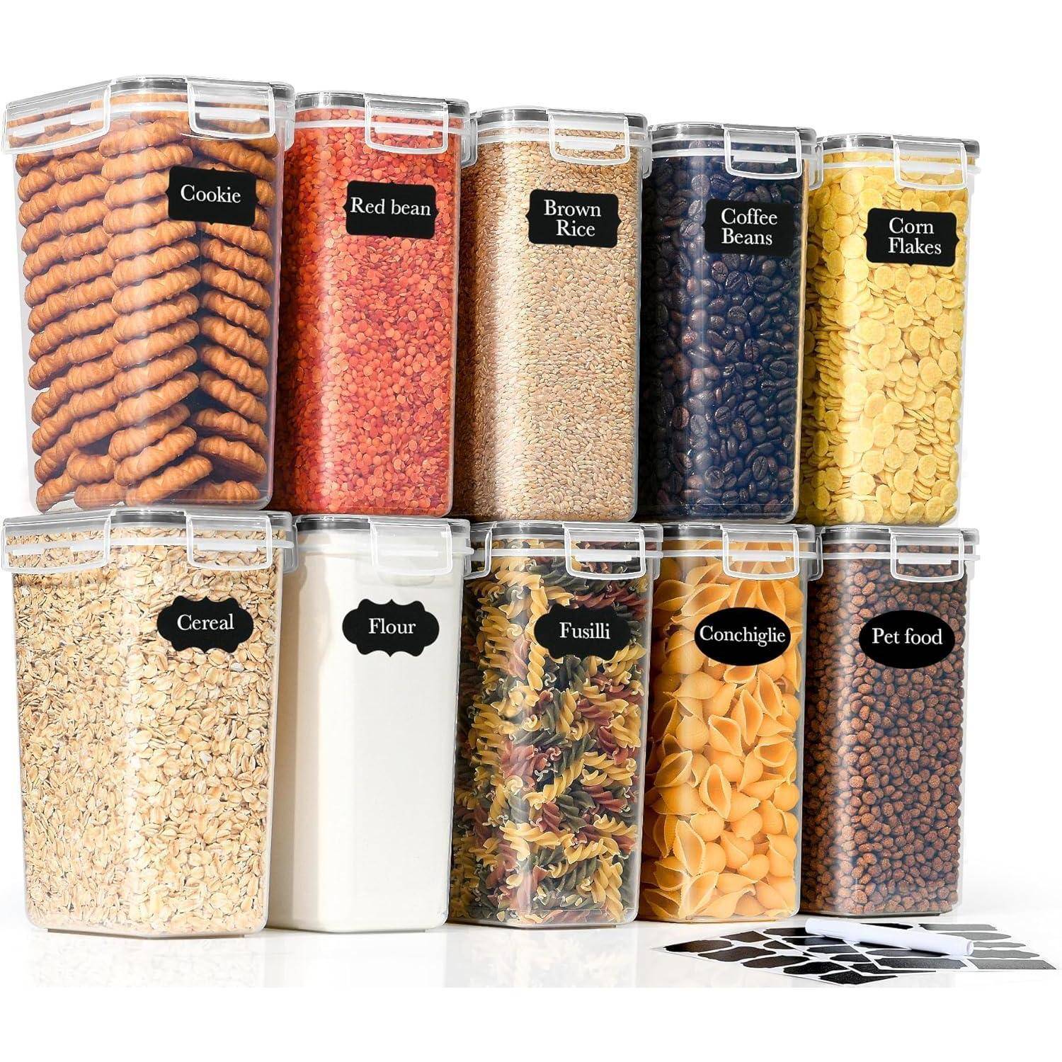 Zehn beschriftete Vorratsbehälter gefüllt mit verschiedenen Lebensmitteln: 'Kekse', 'Rote Bohnen', 'Brauner Reis', 'Kaffeebohnen', 'Cornflakes', 'Müsli', 'Mehl', 'Fusilli', 'Conchiglie', 'Tierfutter'.