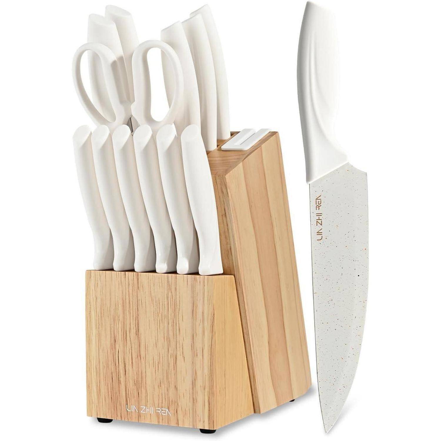 Ein Messerblock-Set aus Holz mit weißgriffigen Messern und einer Schere, wobei ein Messer rechts separat präsentiert wird.