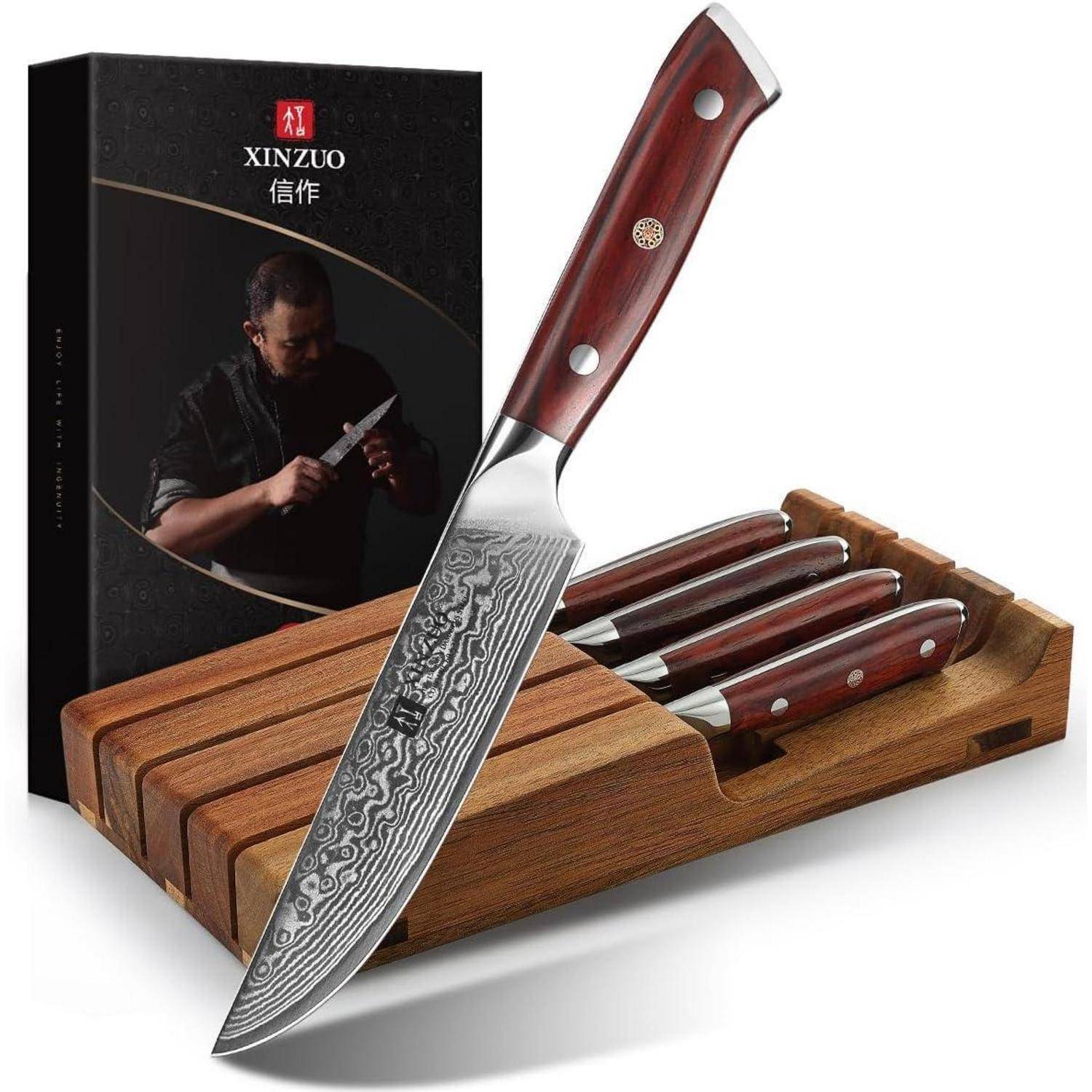 Ein Set aus drei Messern mit detaillierten Klingen und Holzgriffen ruht in einem Holzblock. Im Hintergrund zeigt eine Box eine Person, die ein Messer schärft.