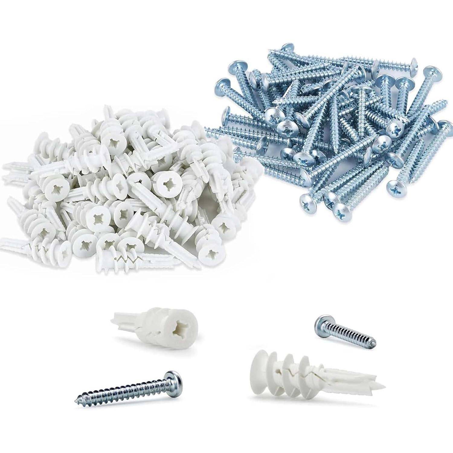 Weiße Wandanker und silberne Schrauben sind zusammengruppiert, mit einigen verstreut daneben, was eine Hardware-Sammlung veranschaulicht.