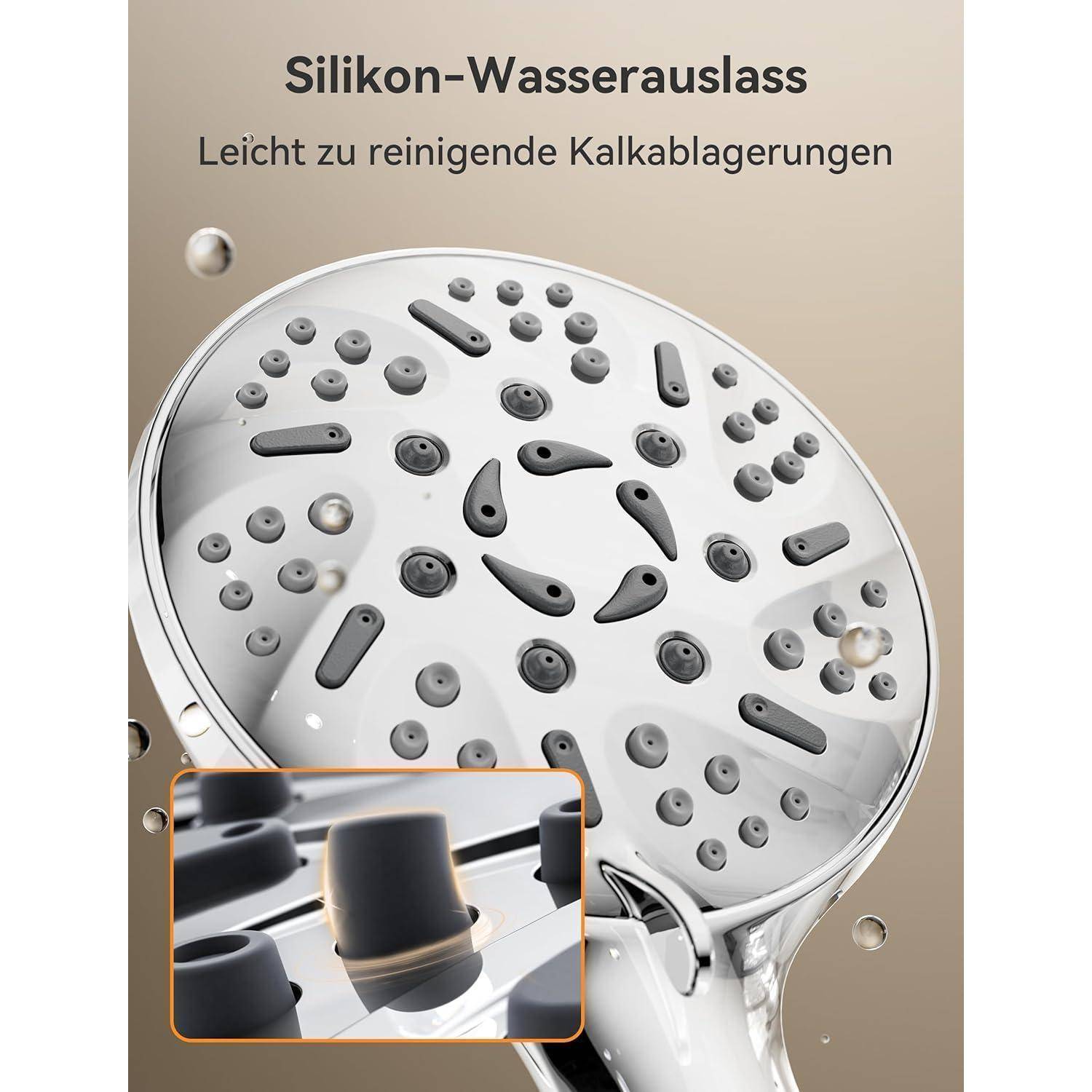 Detailaufnahme einer Duschbrause mit Silikonwasseraustritten. Text auf Deutsch hebt leicht zu entfernende Kalkablagerungen hervor.