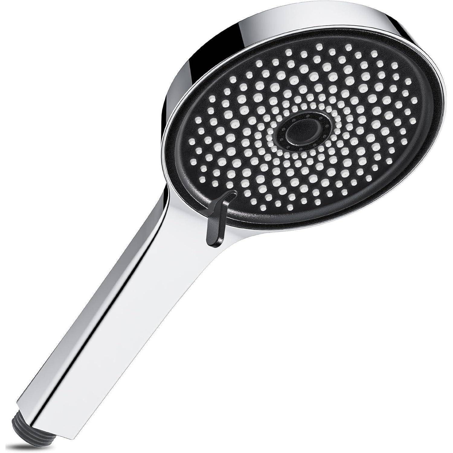 Eine Chrom-Handbrause mit einer runden Oberfläche und zahlreichen kleinen Sprühdüsen, die für eine einstellbare Wasserströmung konzipiert ist.