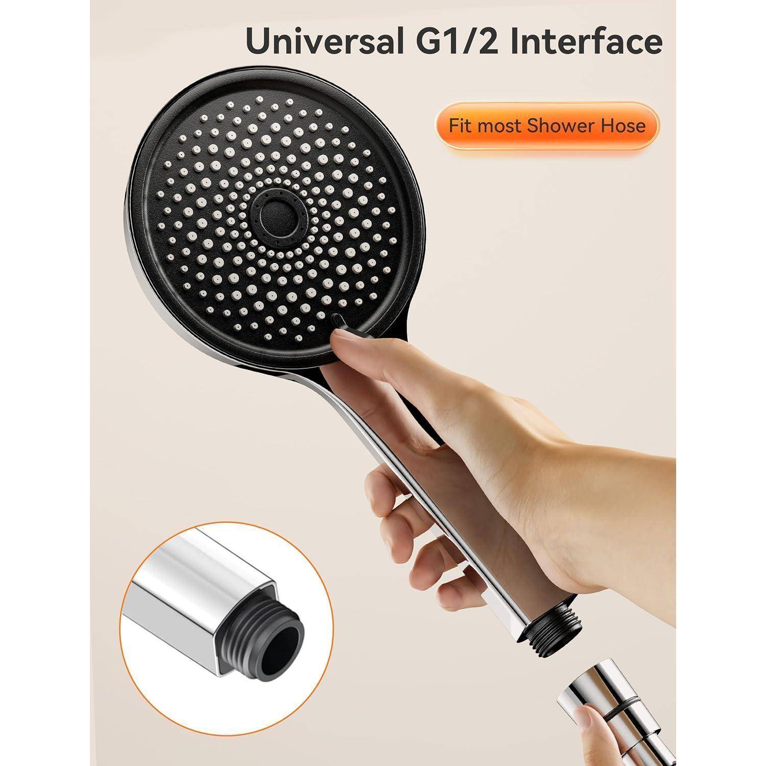 Eine Person hält eine schwarze Duschbrause mit einem kreisförmigen Sprühmuster. Der Text lautet: „Universal G1/2 Anschluss
