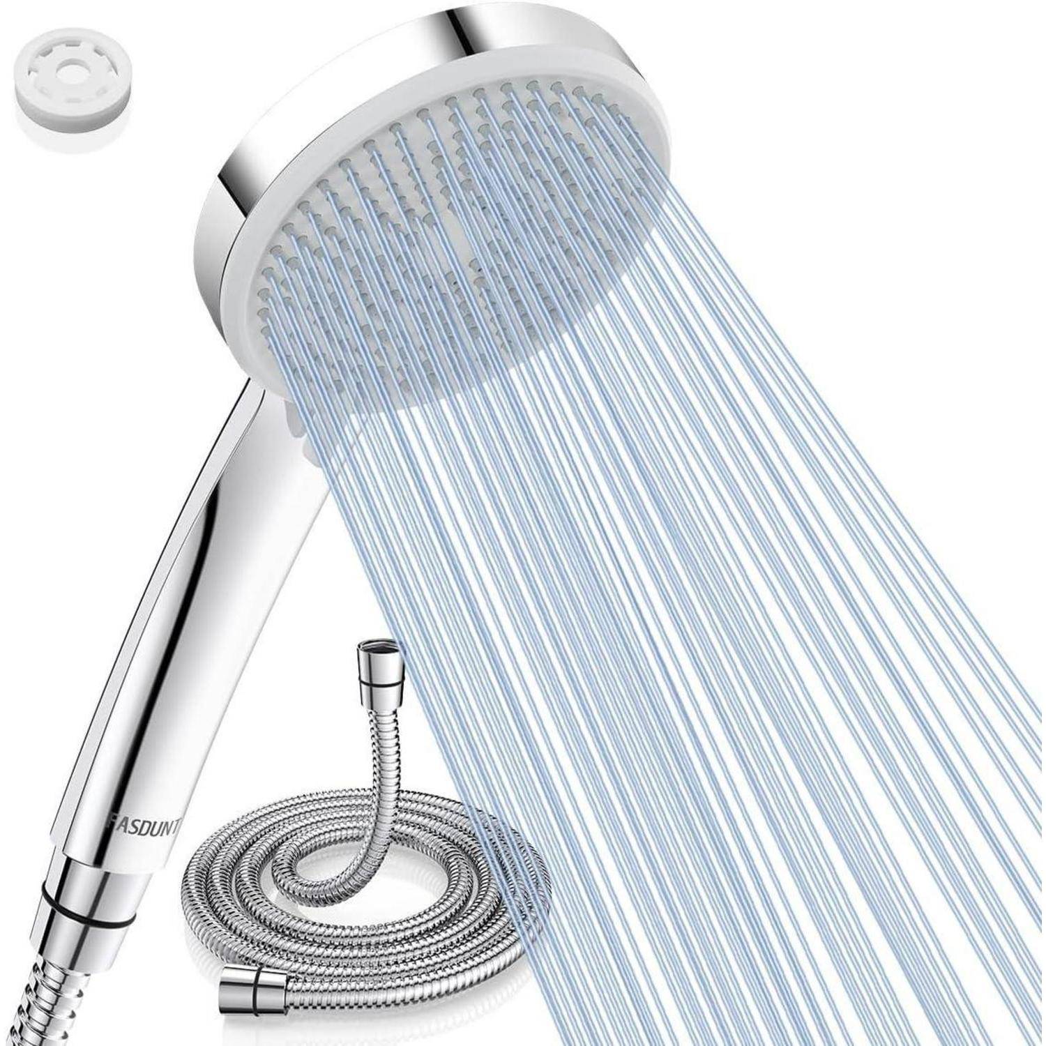 Eine Handbrause mit einem langen silbernen Schlauch emittiert Wasserstrahlen. Eine kleine Filterklappe wird separat gezeigt.