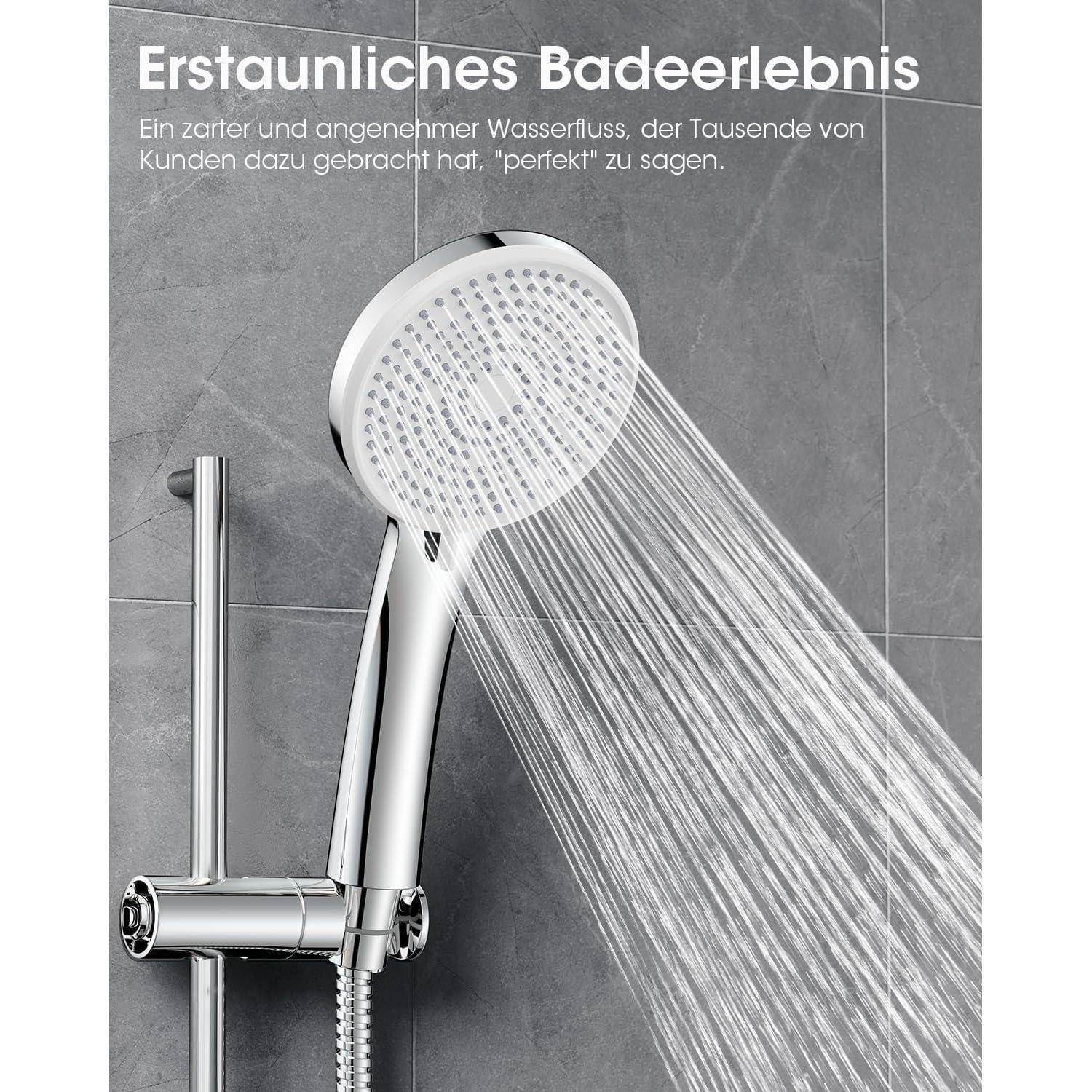 Eine Duschbrause leitet Wasserstrahlen in einem modernen Badezimmer. Der Text bewirbt ein ‚bemerkenswertes Badeerlebnis' mit einem sanften Wasserfluss.