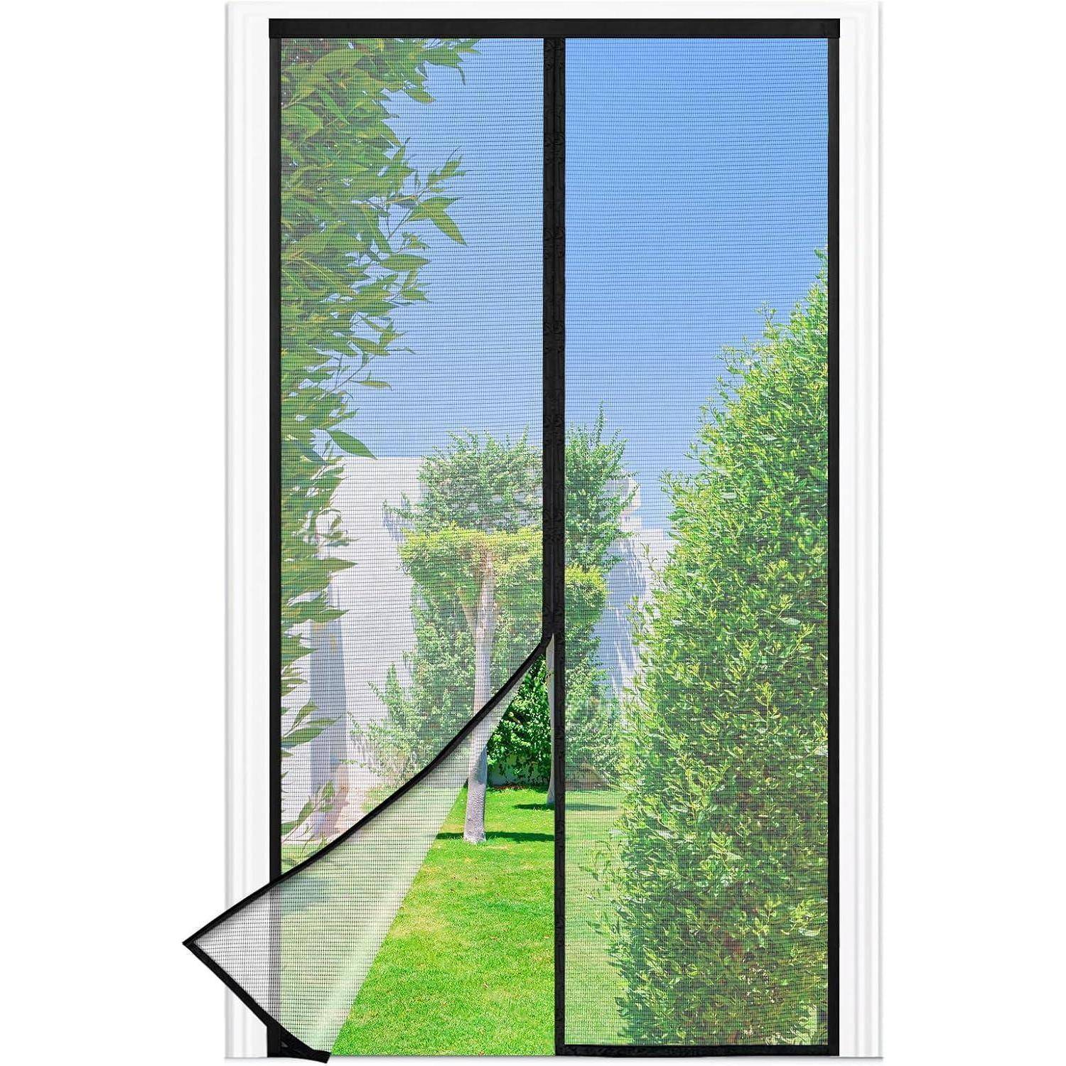 Eine Fliegengittertür mit Blick auf einen Garten mit grünen Bäumen und Gras. Das Fliegengitter ist in der unteren Ecke teilweise geöffnet.