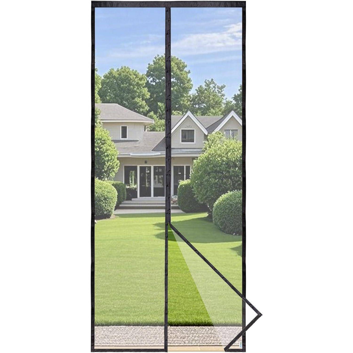 Ein Maschentürvorhang ist teilweise geöffnet und gibt den Blick auf ein Haus mit Rasen und Bäumen im Hintergrund frei.